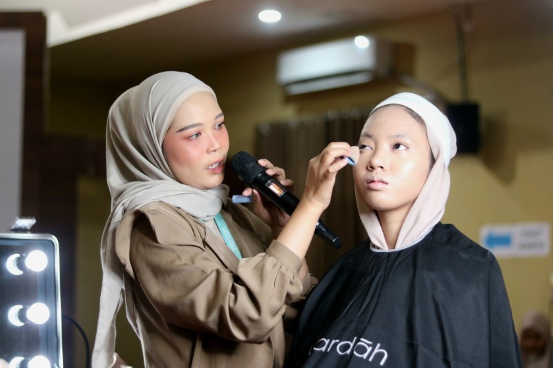 SELFCARE: Tim profesional Wardah berbagi ilmu merias diri dalam talkshow dan kelas make up Womenship Bootcamp 2025 di kampus ULM Banjarmasin, Senin (8/9) sore.