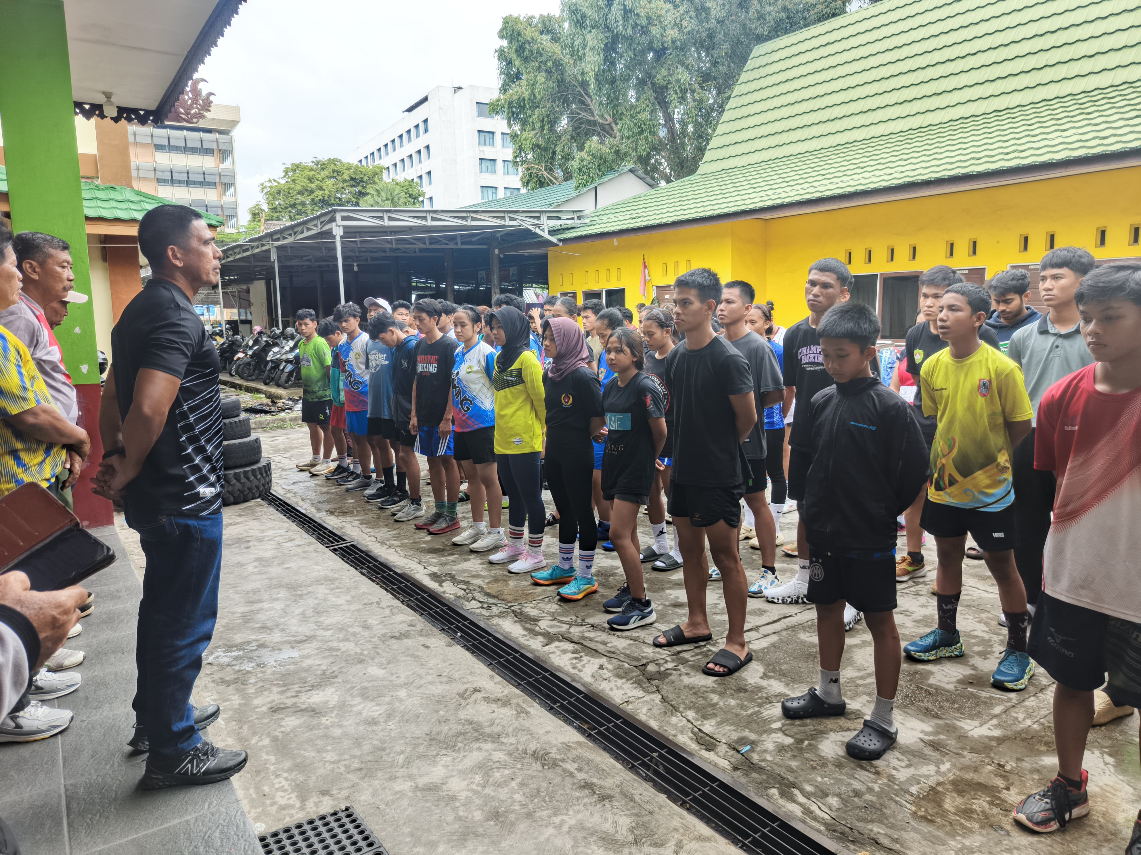 Para Petinju Banjarmasin saat usai menjalani sesi sparring sebagai persiapan menghadapi Porprov XII Kalsel di Tanah Laut, akhir Oktober 2025.(M Idris Jian Sidik)