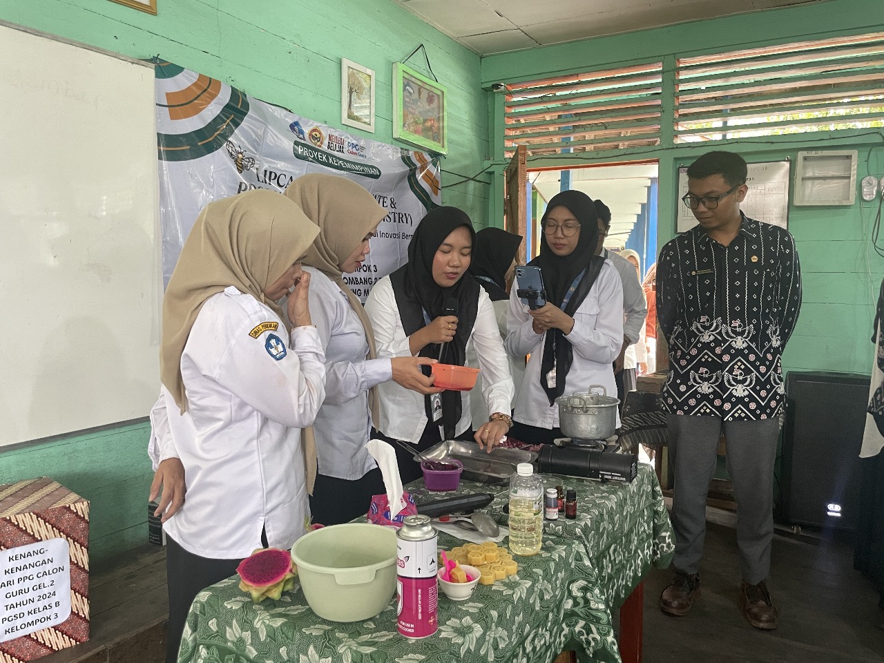 Pendampingan Pembuatan Kosmetik oleh Anggota Peneliti