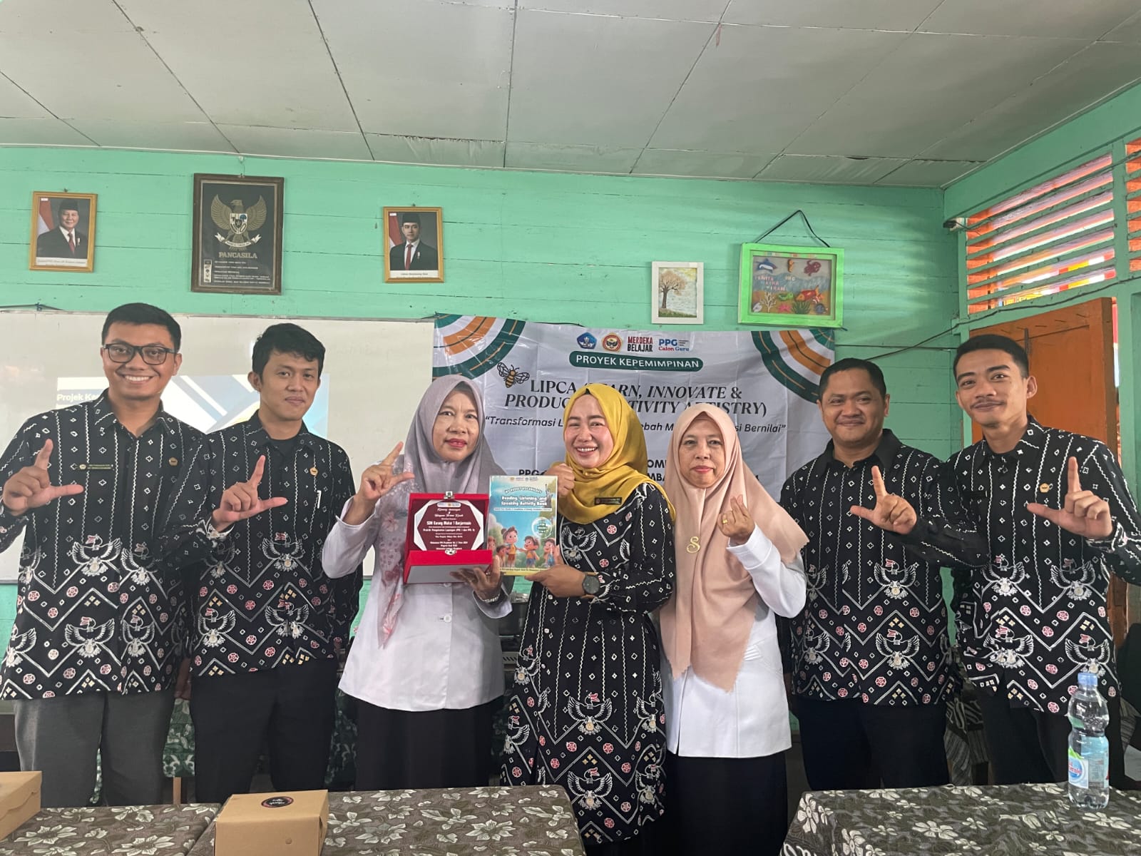 FOTO BARENG: Tim peneliti Jurusan PGSD FKIP ULM bersama perwakilan guru SDN Karang Mekar 1 Banjarmasin.