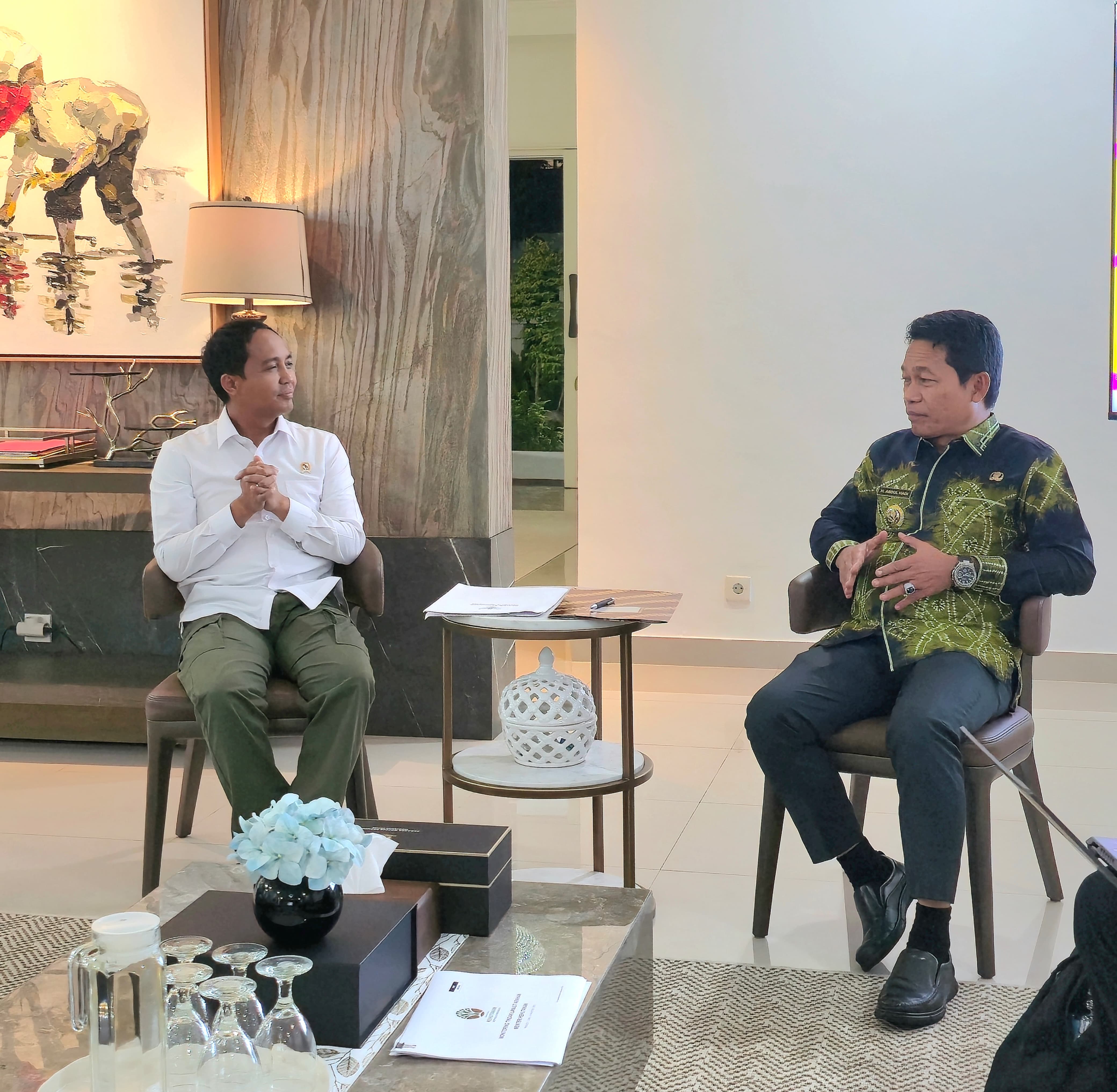 SILATURAHMI:Bupati Balangan, H Abdul Hadi audiensi dengan Menteri LHK, Dr Raja Juli Antoni di Jakarta, Senin (8/9/2025) bahas izin akses jalan menuju wisata Air Terjun Batarius.