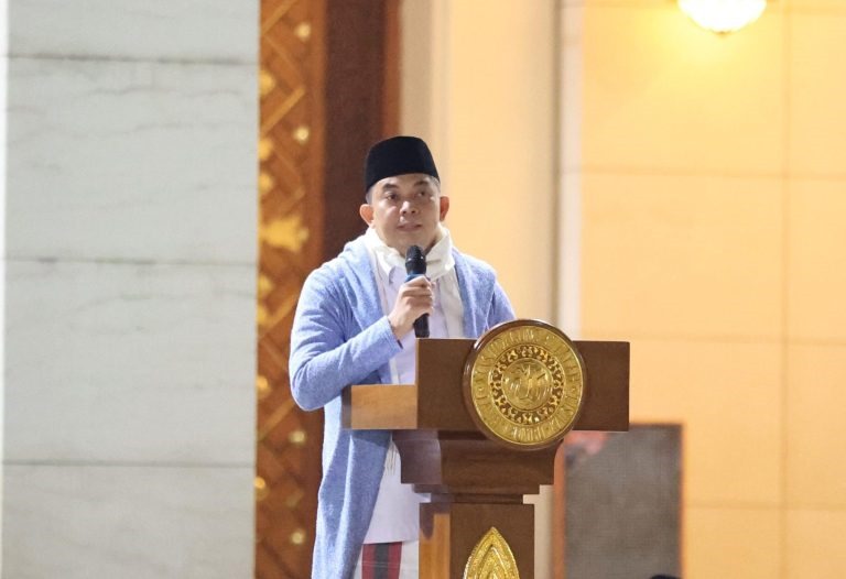MENAHAN HARU:Bupati Kabupaten Tanah Bumbu, Andi Rudi Latif menyampaikan sambutan dengan suara bergetar saat peringatan Maulid Nabi di Masjid Agung Al-Falah.