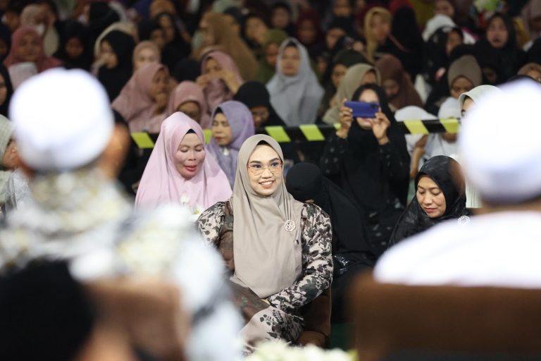 HADIR:Ketua TP PKK Kabupaten Tanah Bumbu, Andi Irmayani Rudi Latif menghadiri peringatan Maulid Nabi Muhammad SAW di Masjid Agung Al Falah, Simpang Empat.