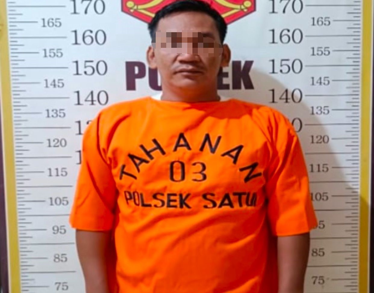 DIRINGKUS: Petugas Polsek Satui meringkus TH (43) di rumah kontrakannya di Desa Makmur Jaya, Satui, atas dugaan peredaran sabu. (Foto: Polsek Satui untuk Radar Banjarmasin)