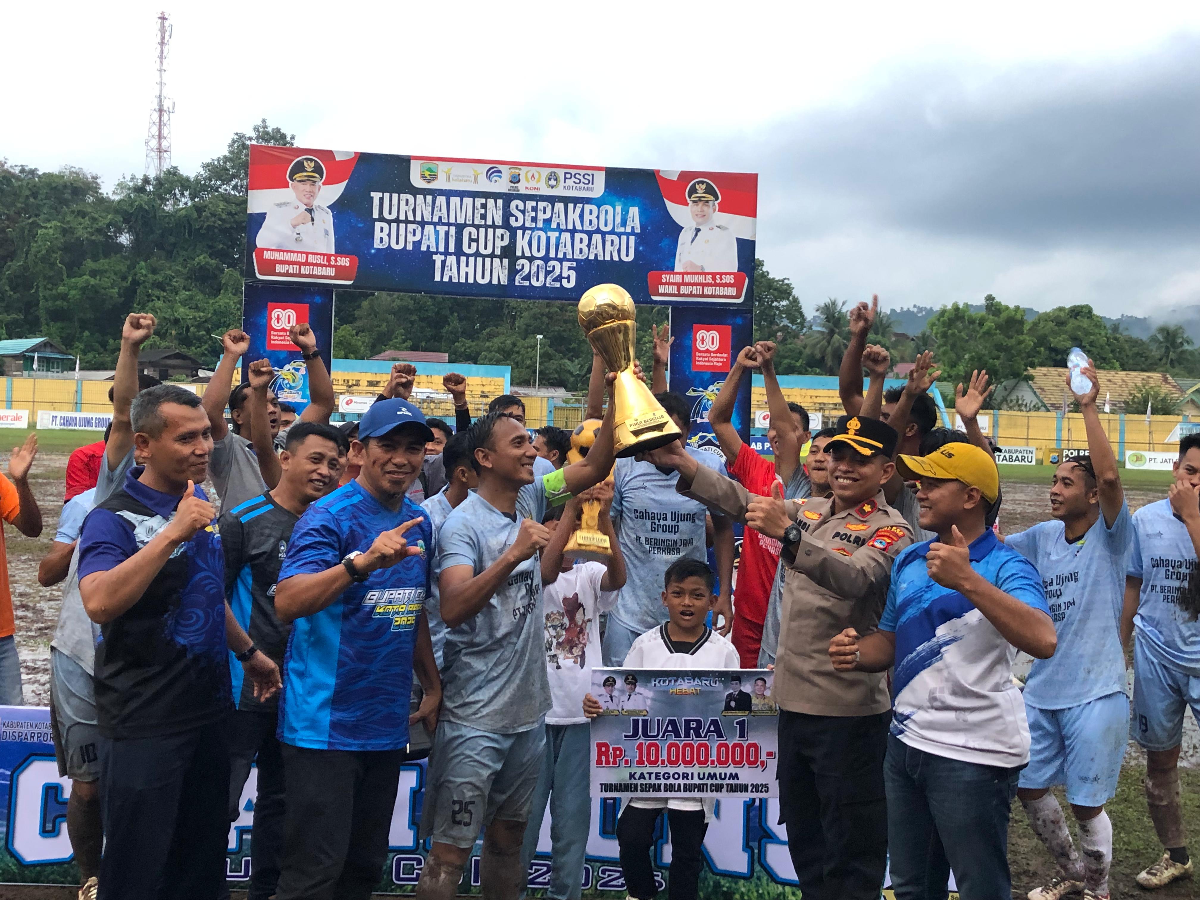 JUARA: Surya Samudra FC merayakan gelar juara Bupati Kotabaru Cup 2025 sambil memperlihatkan trofinya setelah menang dengan skor telak dari Bhayangkara FC.