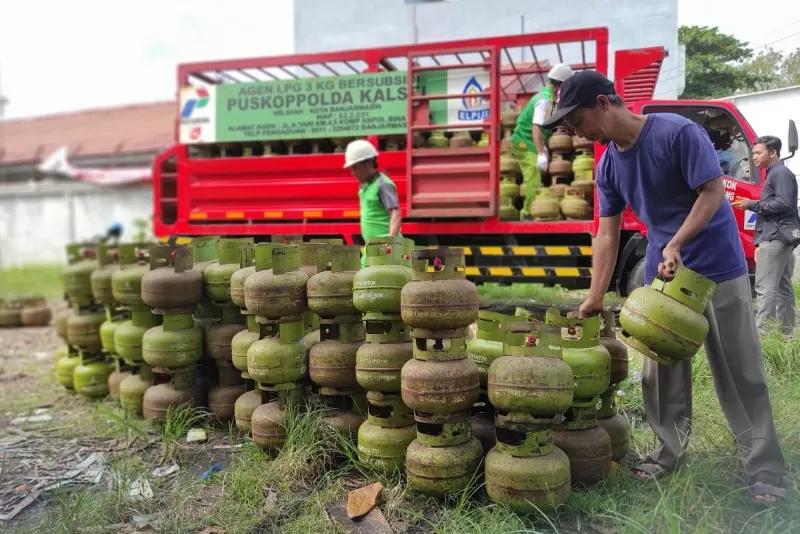 WAJIB KTP: YLK Kalsel menyoroti rencana Dinas Perdagangan dan Perindustrian (Disperdagin) Kota Banjarmasin yang akan mewajibkan warga menunjukan KTP  saat membeli LPG 3 kg.