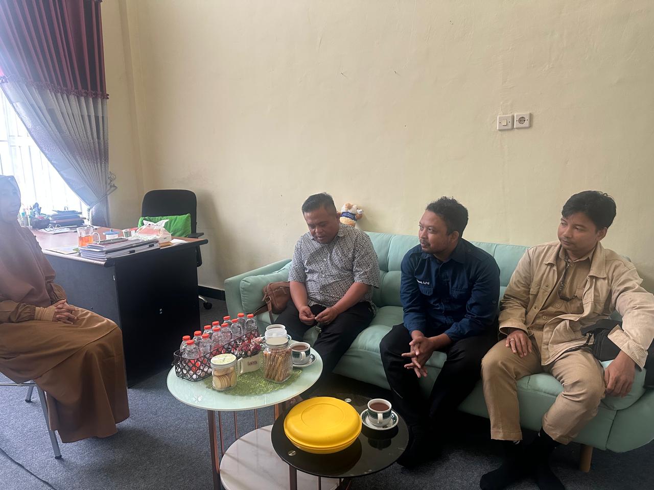 PERTEMUAN: Ketua Komisi II DPRD Tapin Rahman Nor Wahyudi mempertemukan pegiat lingkungan bersama dengan pihak kecamatan, membahas terkait sampah.