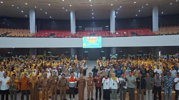 FOTO BERSAMA: Wakil Rektor Bidang Akademik ULM bersama jajaran Fakultas Pertanian, mitra, dan mahasiswa berfoto bersama usai pembukaan Expose MBKM di Auditorium ULM Banjarbaru, Senin (8/9/2025).