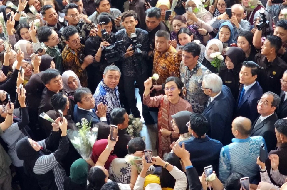 PERPISAHAN: Sri Mulyani Indrawati berada di tengah kerumunan menyalami para pegawai Kementerian Keuangan, di Gedung Juanda I, Kemenkeu, Jakarta, Selasa (9/9).