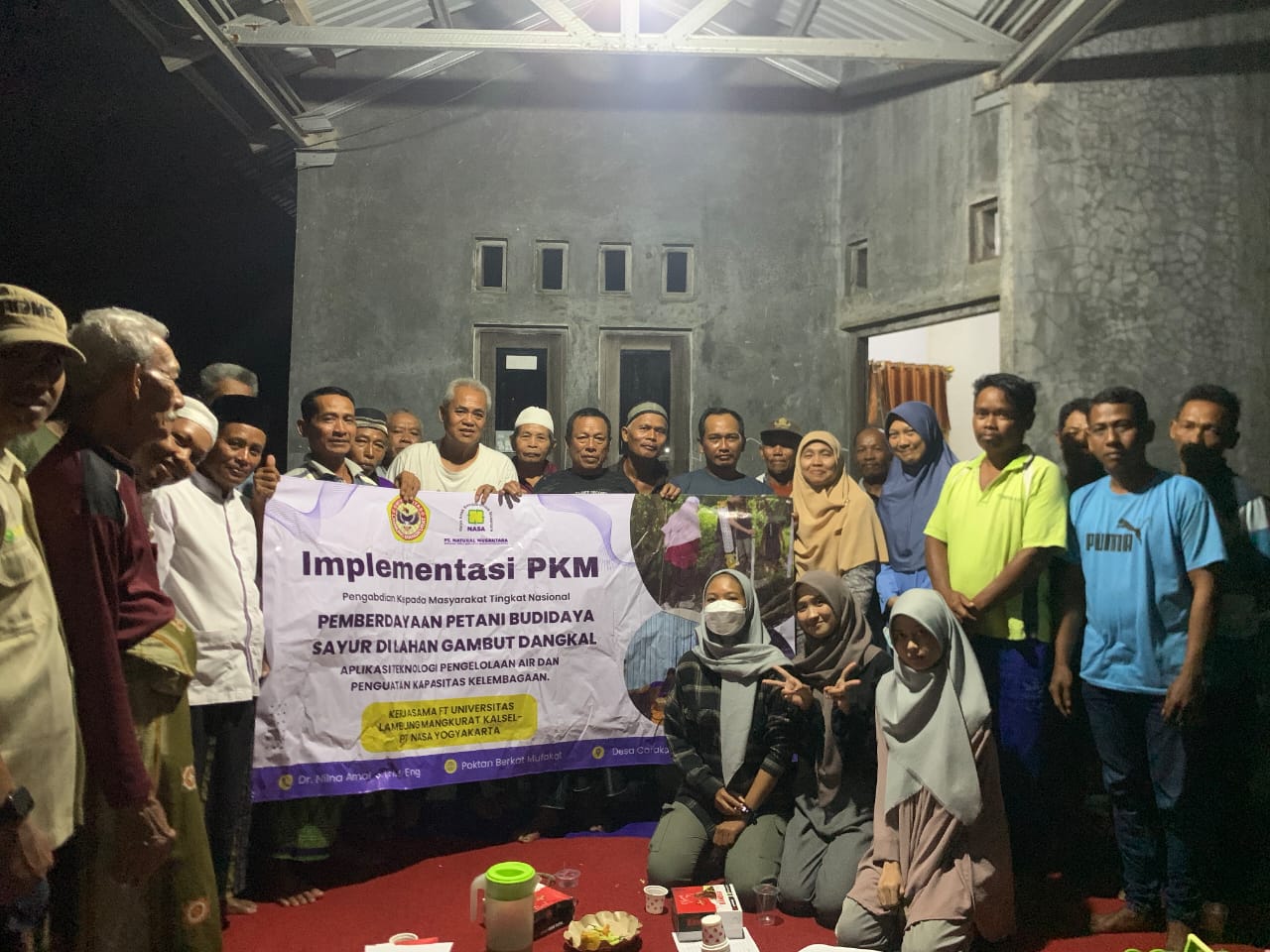 PENDAMPINGAN:Tim PKM berfoto bersama anggota Poktan Berkat Mufakat Desa Caraka Jaya, Landasan Ulin Utara, Banjarbaru.