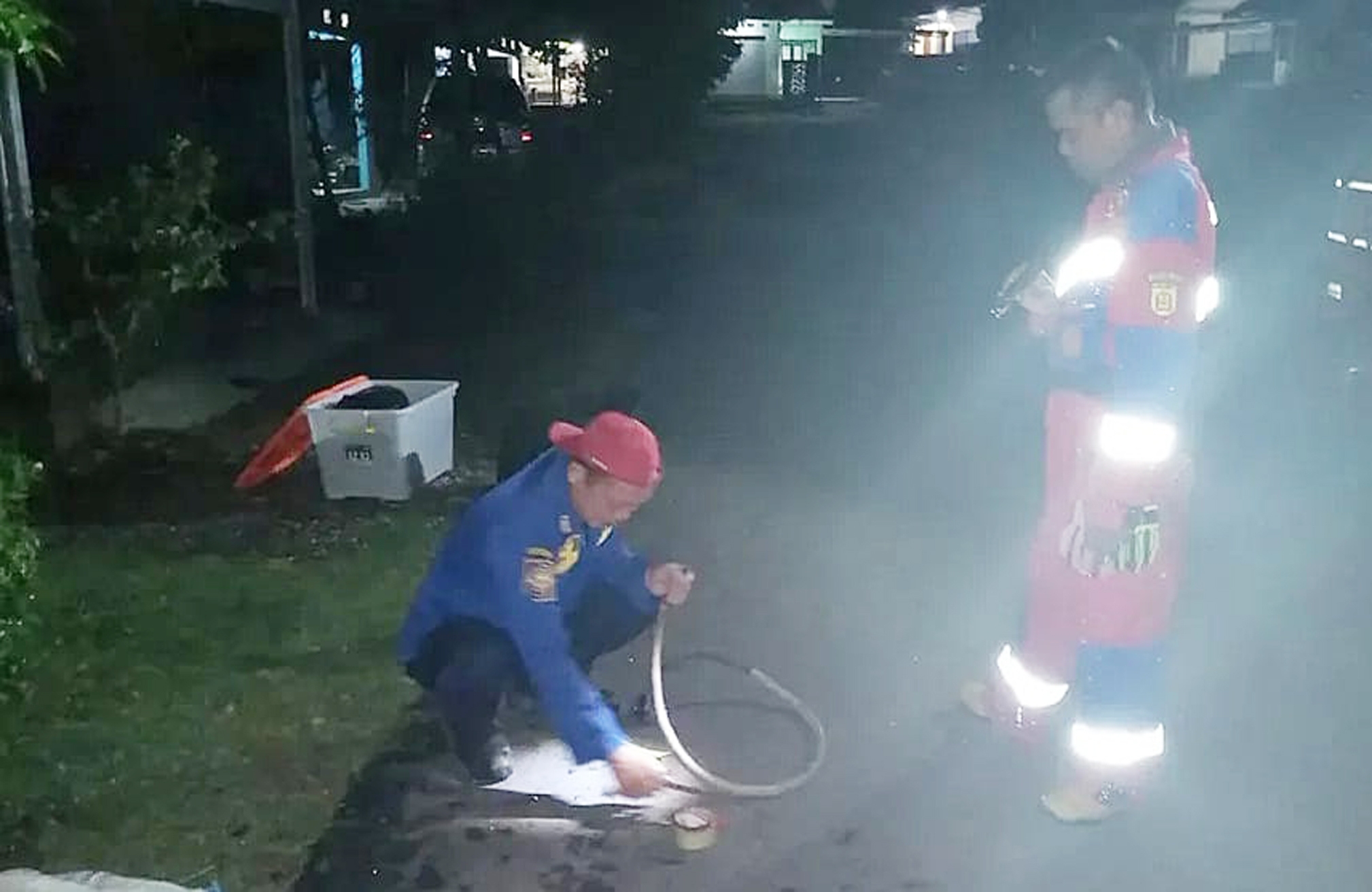 MEMBERSIHKAN: Petugas Damkar Banjarbaru bersiap membersihkan sarang lebah di bawah tandon air.