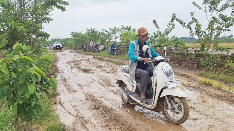 BERLUMPUR: Jalan usaha tani di Kelurahan Bangkal, Kecamatan Cempaka dikeluhkan petani karena berlumpur saat diguyur hujan.