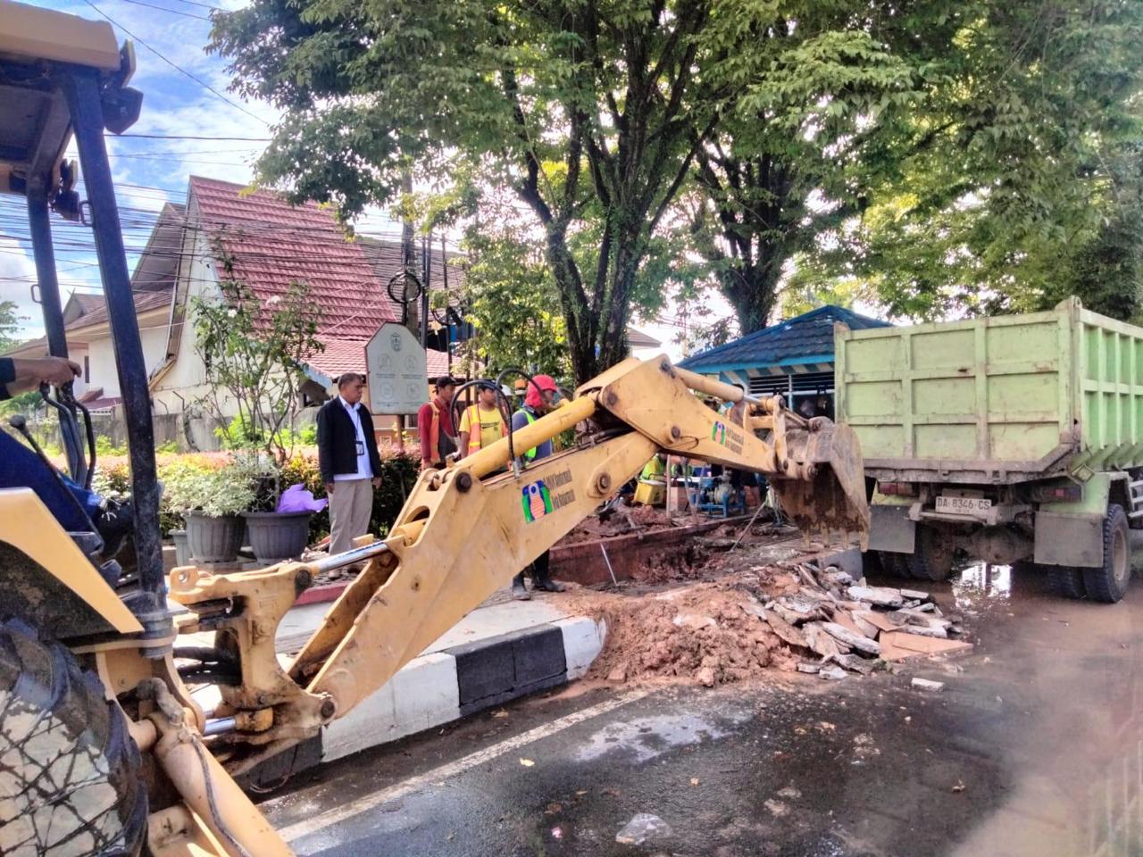BOCOR: PAM Bandarmasih turunkan tim teknis ke lokasi kerusakan. Mereka berjibaku menutup aliran agar tidak meluber ke jalan.