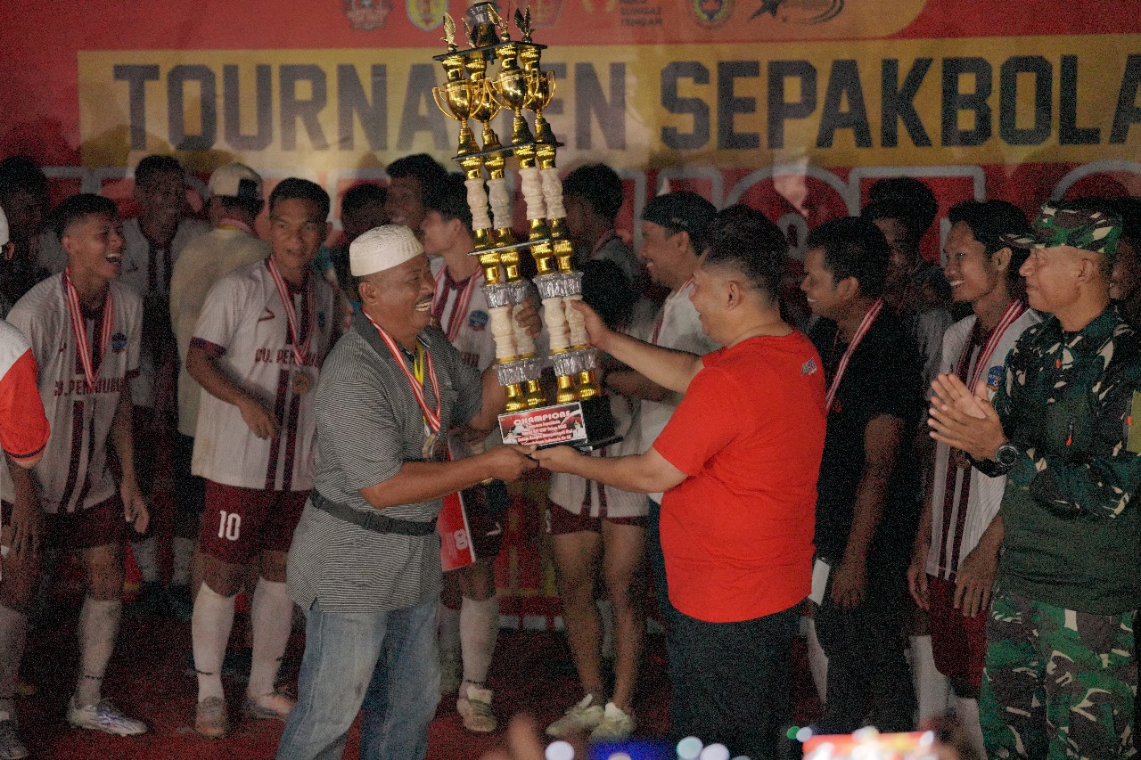 JUARA: Tim Persada Anduhum mengangkat tropi Piala Bupati HST Cup setelah mengalahkan Polres HST.