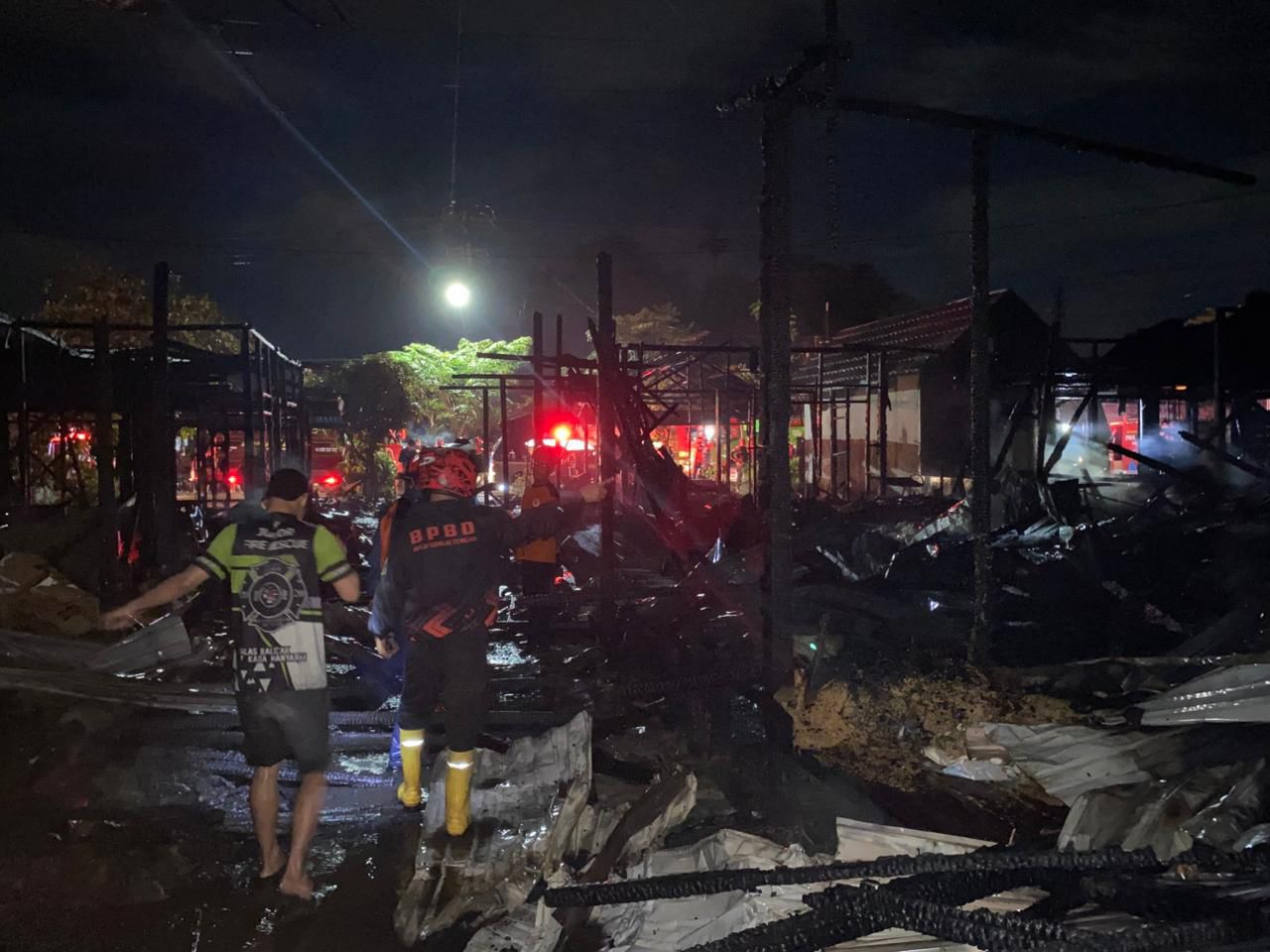 HANGUS: Tiga rumah di Bukat HST hangus jadi arang setelah terbakar pada Rabu (10/9/2025) dini hari.