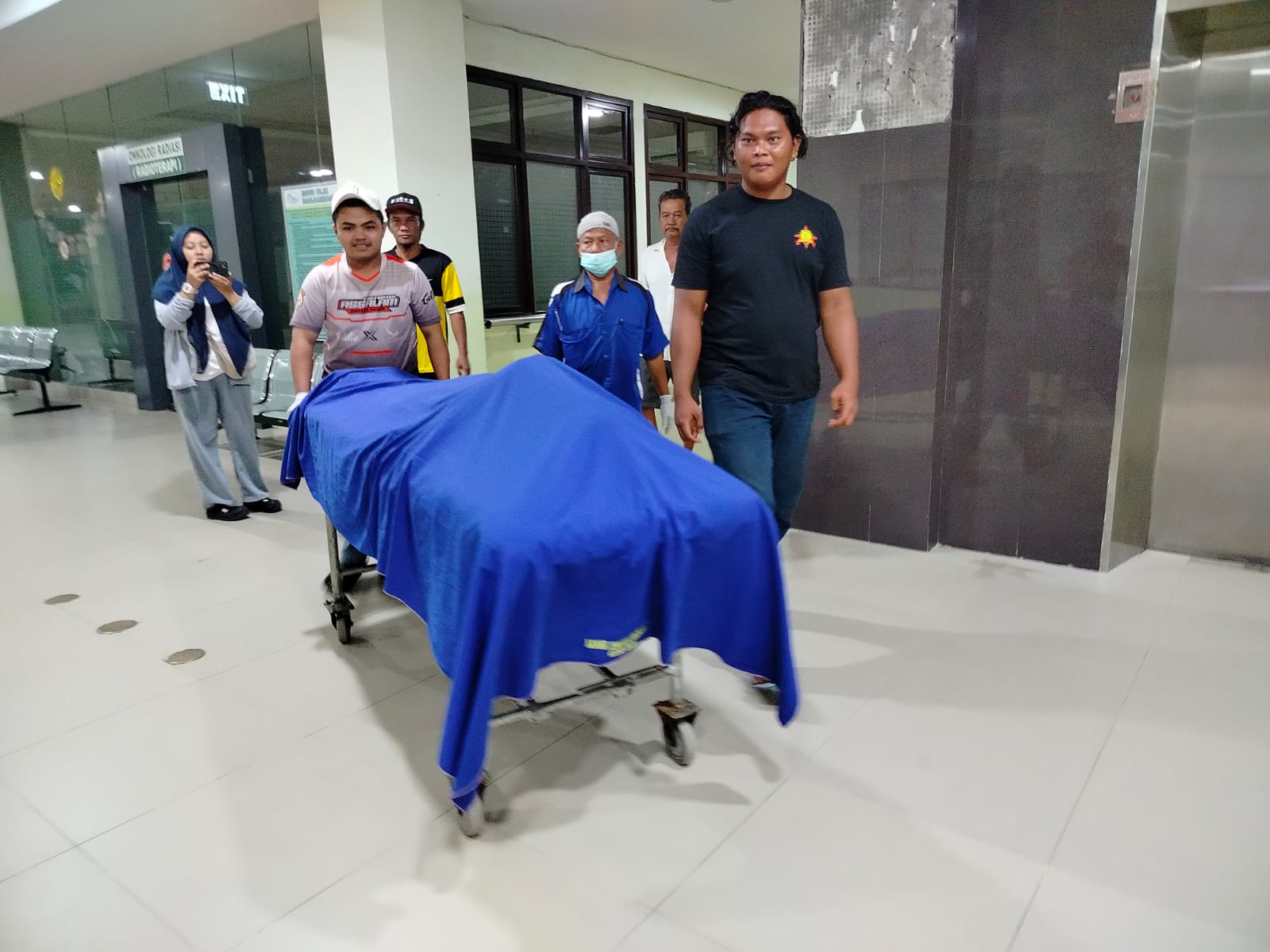 KORBAN PENGANIAYAAN:Jasad Imis dipindahkan dari IGD ke kamar Pemulasaraan Jenazah RSUD Ulin Banjarmasin, untuk proses visum, Selasa (9/9/2025) malam.