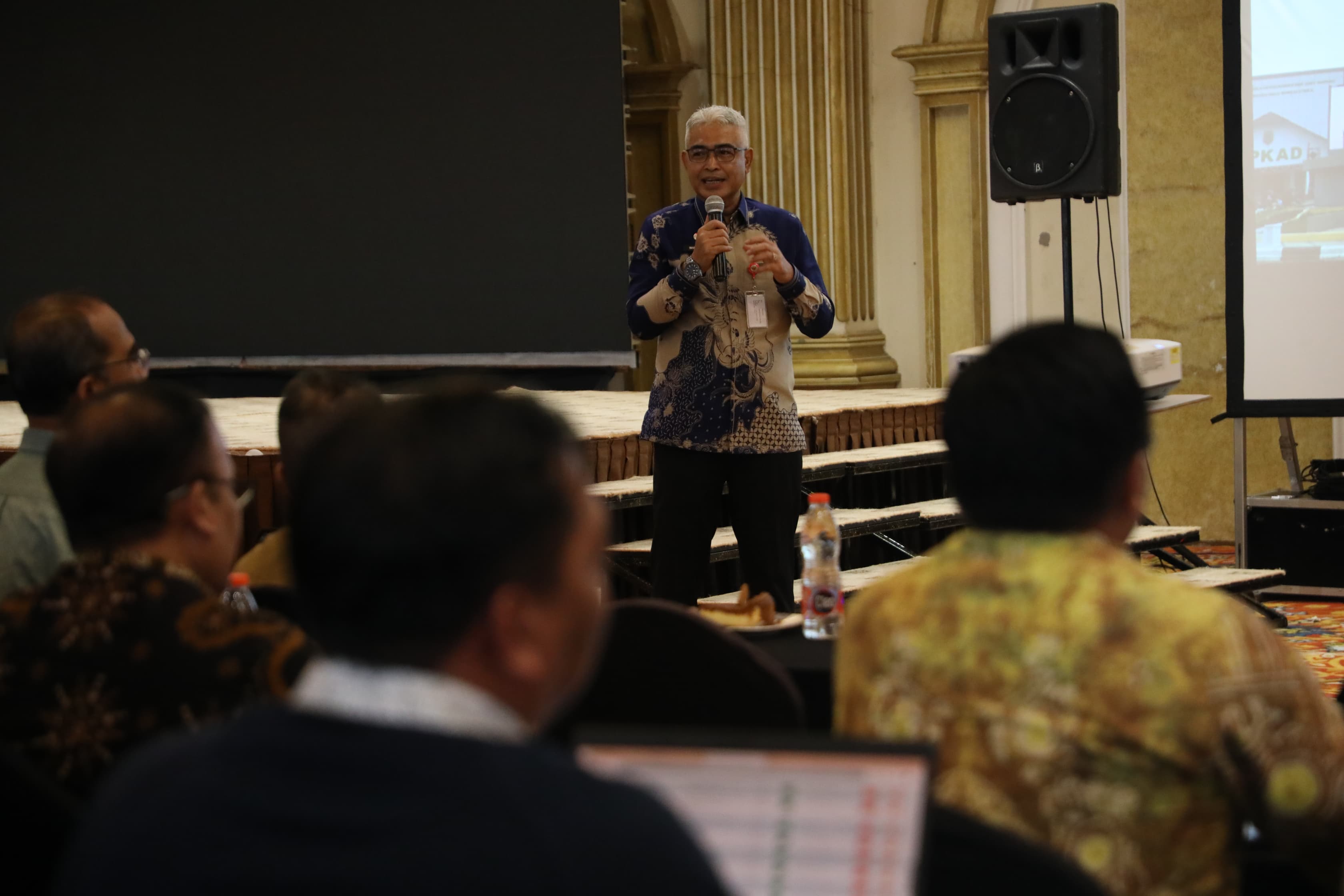 MOMEN:Wakil Bupati Kabupaten HSU, Hero Setiawan memaparkan evaluasi SAKIP KabupatenHSU bersama tim evaluator di Aula Hotel Qin Hotel Banjarbaru.