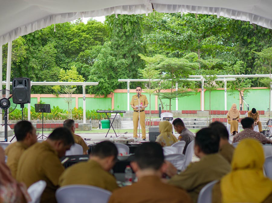 LINTAS SEKTOR:Pj Sekda Kota Banjarbaru, Sirajoni menyampaikan sambutan di acara pembubaran panitia HUT ke-80 RI di Kolam Renang Idaman Banjarbaru, Senin (8/9/2025).