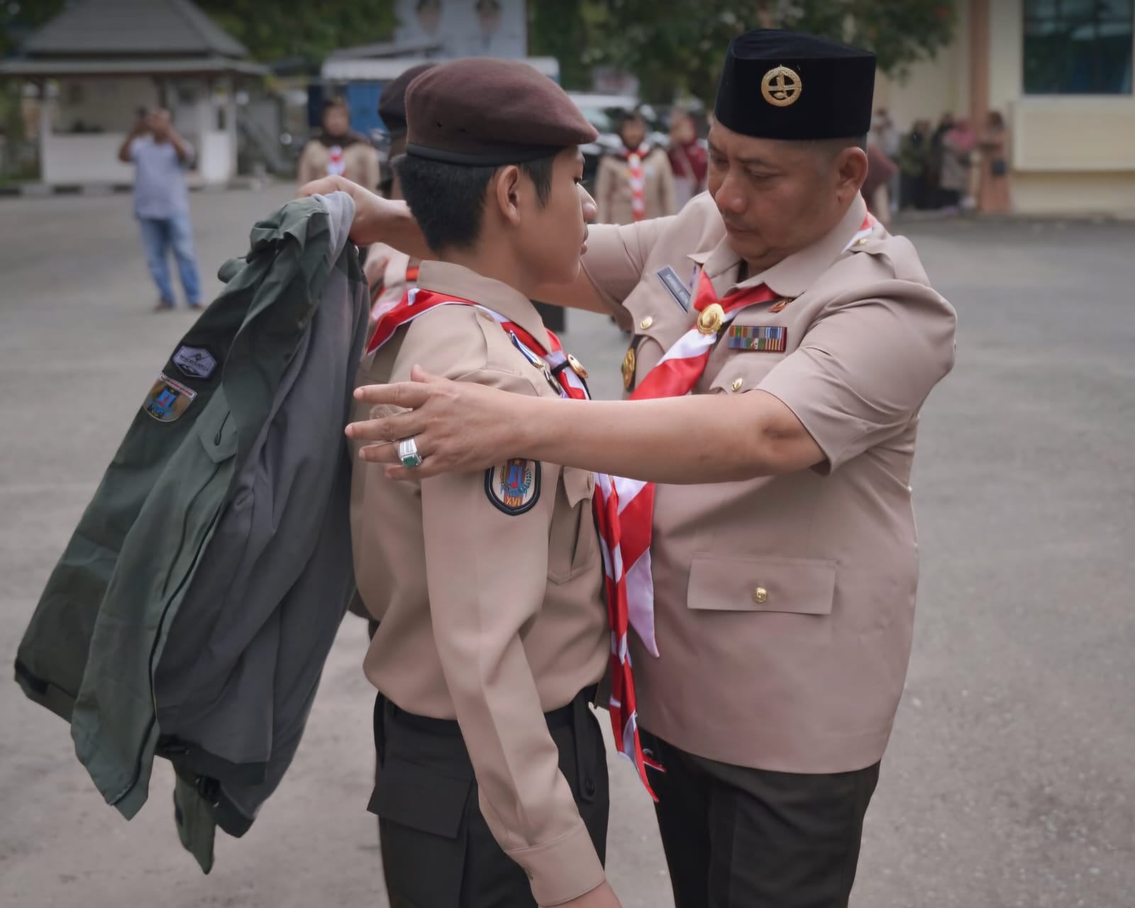 JAMBORE:Bupati Kabupaten HST, Samsul Rizal melepas peserta jambore di Halaman Kantor Bupati, Rabu (10/9/2025).