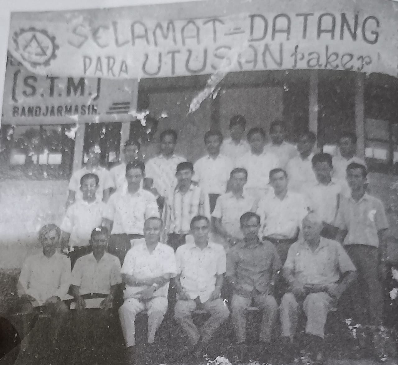 DIRIKAN SEKOLAH: Van Der Peijl (duduk paling kanan) saat pertemuan sekolah teknik di Banjarmasin.