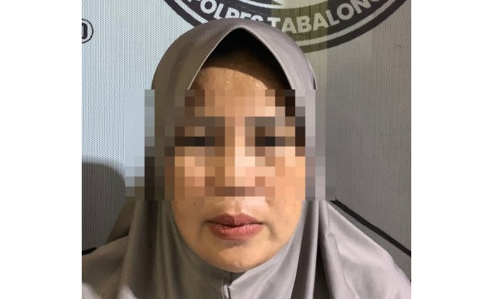 DIAMANKAN: Dua orang diduga pelaku kasus transaksi sabu di Tabalong yang disergap Satnarkoba Polres Tabalong. Salah satunya perempuan.