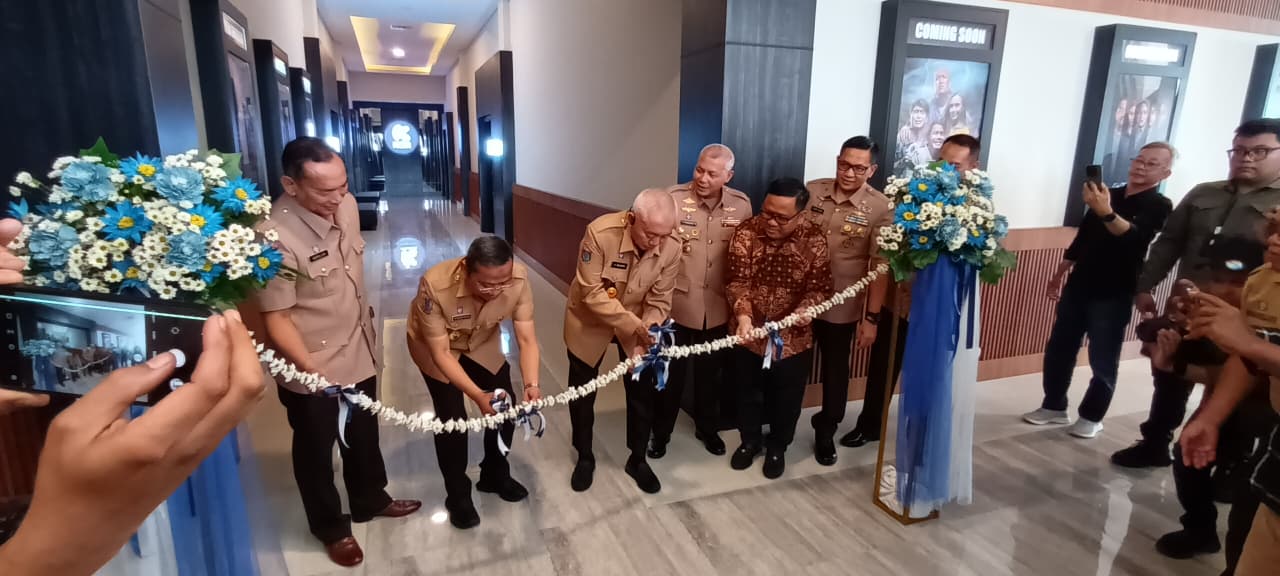 BIOSKOP BARU:Gubernur Kalsel H Muhidin didampingi Kapolda Kalsel Irjen Pol Rosyanto Yudha Hermawan, Danrem 101/Antasari Brigjen Ilham Yunus, dan Bupati Tabalong M Noor Rifani meresmikan KCM Mabuun.