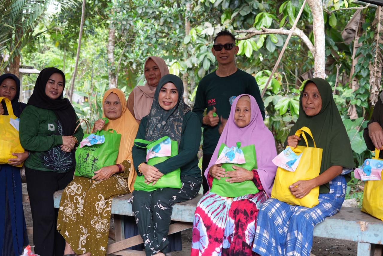 SALURKAN BANTUAN: TP PKK Balangan menyalurkan ratusan paket sembako kepada warga kurang mampu di Paringin dan Batumandi, Minggu (31/8).