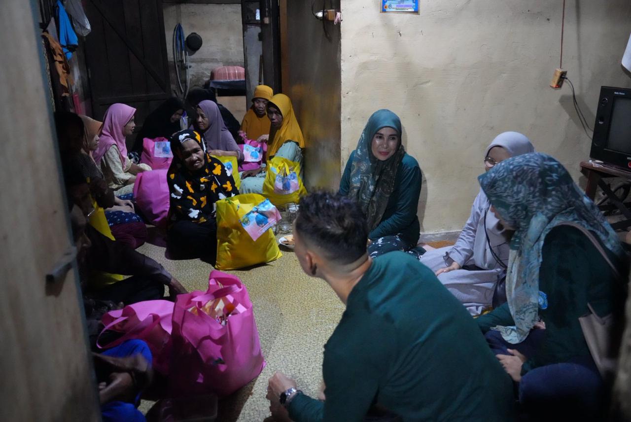 SALURKAN BANTUAN: TP PKK Balangan menyalurkan ratusan paket sembako kepada warga kurang mampu di Paringin dan Batumandi, Minggu (31/8).