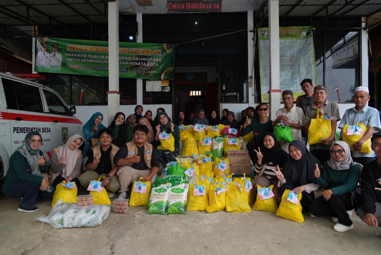 SALURKAN BANTUAN: TP PKK Balangan menyalurkan ratusan paket sembako kepada warga kurang mampu di Paringin dan Batumandi, Minggu (31/8).