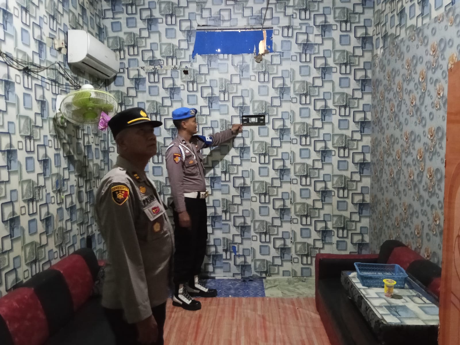 Petugas saat merazia warung &ldquo;jablai&rdquo; di Desa Sungai Buluh, HST, Selasa (9/9).