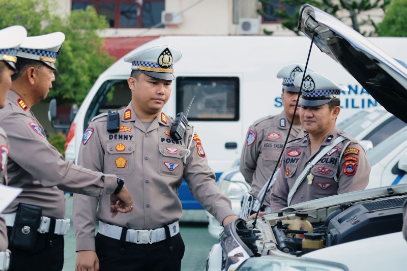 INSPEKSI: Kasat Lantas Polresta Banjarmasin AKP Denny Maulana Saputra mengecek kondisi motor personelnya.