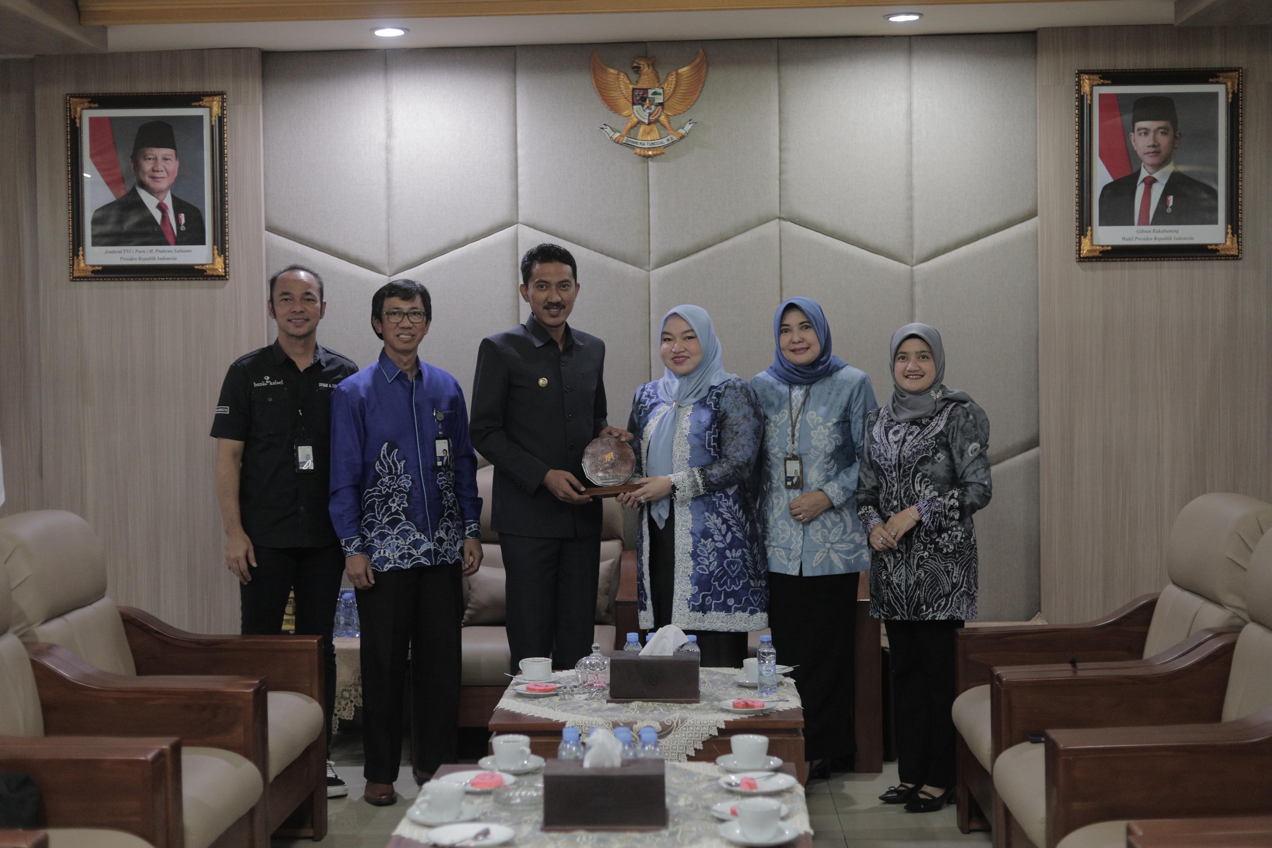 PERKENALAN:Dewan Komisaris (DK) Bank Kalsel foto bersama Bupati Kabupaten Banjar, H Saidi Mansyur di Mahligai Sultan Adam, Martapura, Rabu (10/9/2025).