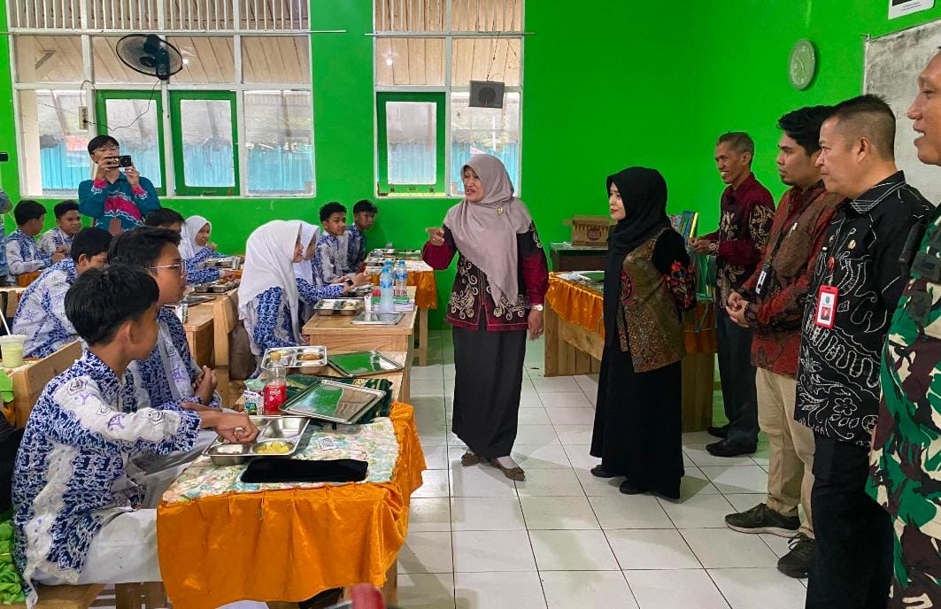 Sekda HSU Adi Lesmana saat meninjau program MBG di MTsN 2 Amuntai, Kamis (11/9).