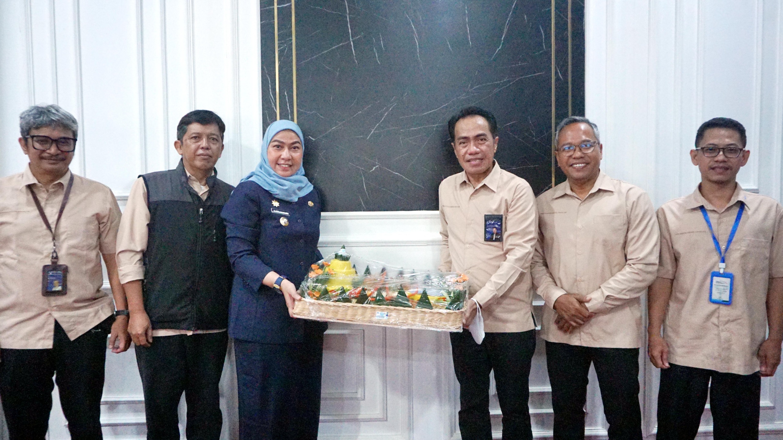 MILAD: Direktur Utama Radar Banjarmasin, H Suriansyah Achmad menyerahkan tumpeng kepada Wali Kota Banjarbaru, Hj Erna Lisa Halaby, Kamis (11/9).&nbsp;
