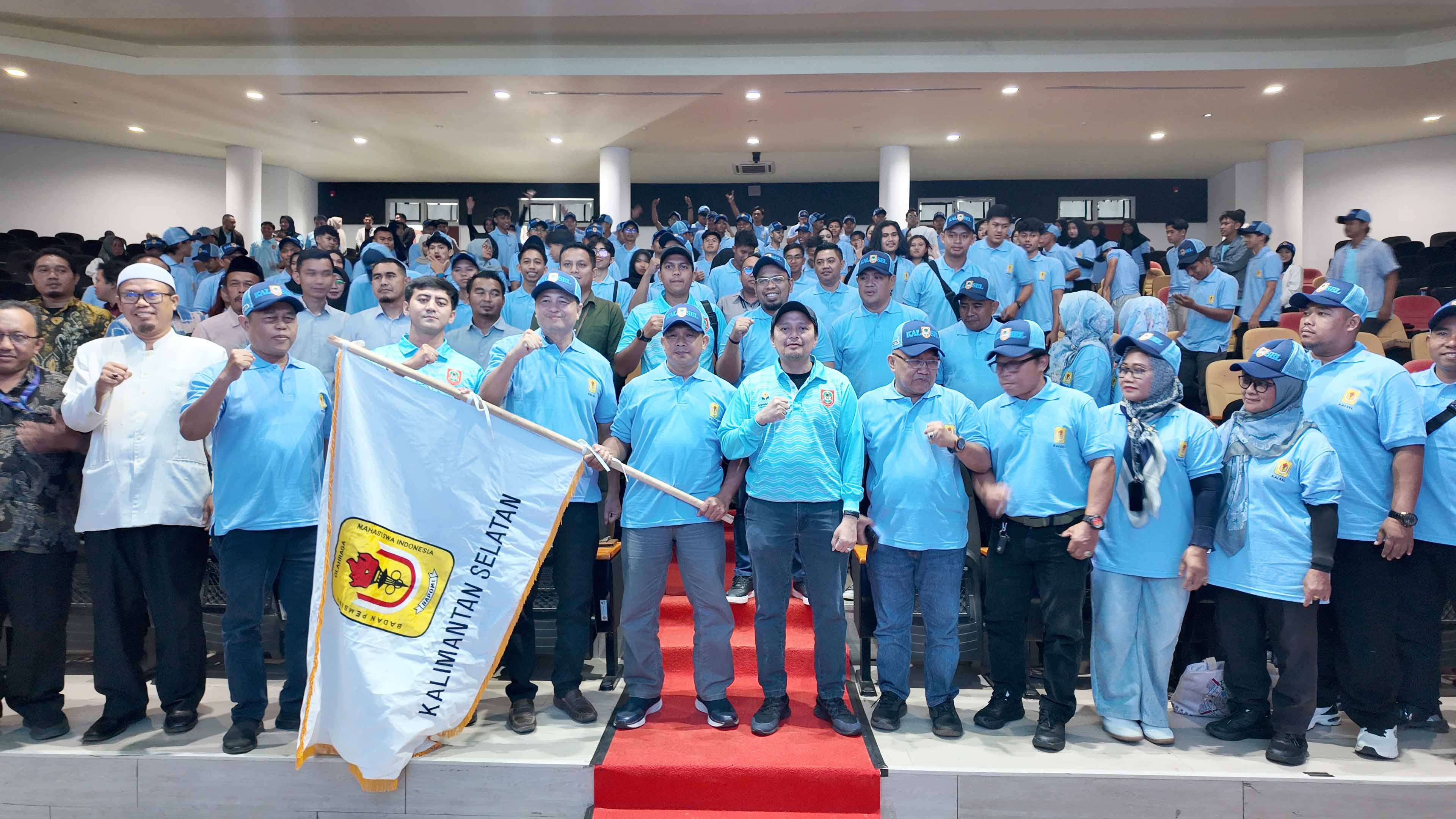 FOTO BERSAMA: Wakil Gubernur Kalsel, Ketua Umum BAPOMI Kalsel H Muhamad Rusmin Nuryadin, dan pimpinan perguruan tinggi, serta 93 atlet mahasiswa yang akan memperkuat kontingen Kalsel di POMNAS XIX.