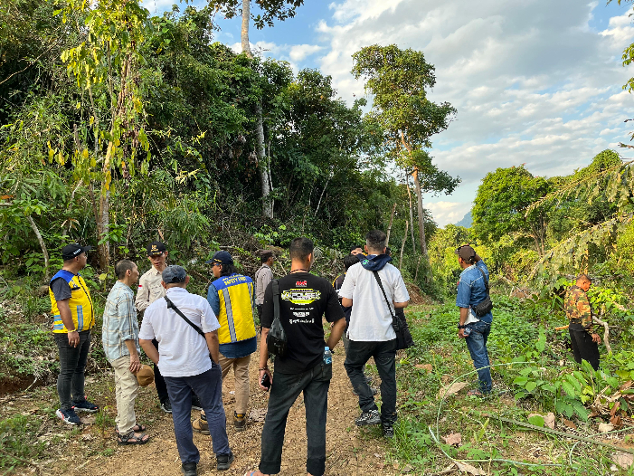 PENINJAUAN: Tim BWS Kalimantan III dan perwakilan Pemkab Banjar, beserta pihak terkait kala memantau langsung lokasi lahan yang akan dibangun proyek Bendungan Riam Kiwa.