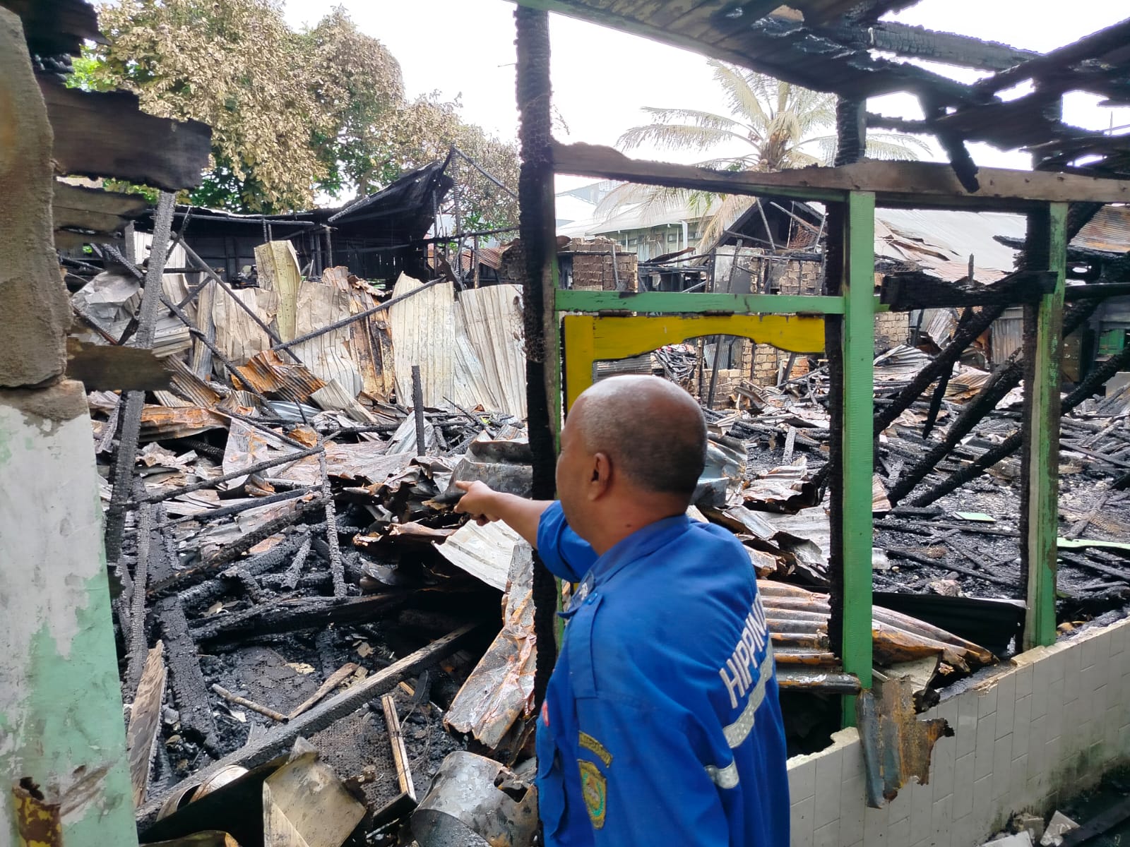 LUDES TERBAKAR: Selamat Aryadi menunjuk lokasi yang diduga menjadi asal mula api. //maulana