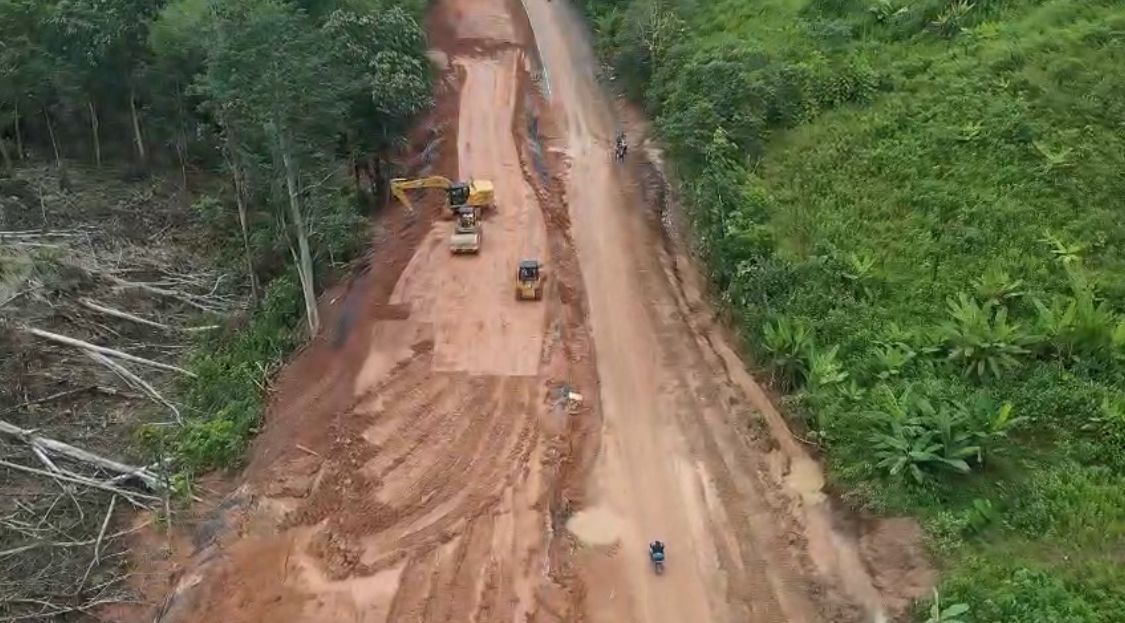BUKAN LONGSOR: Genangan air menutup ruas Jalan By Pass Banjarbaru&ndash;Batulicin, Rabu (10/9/2025) malam. (PUPR KALSEL)