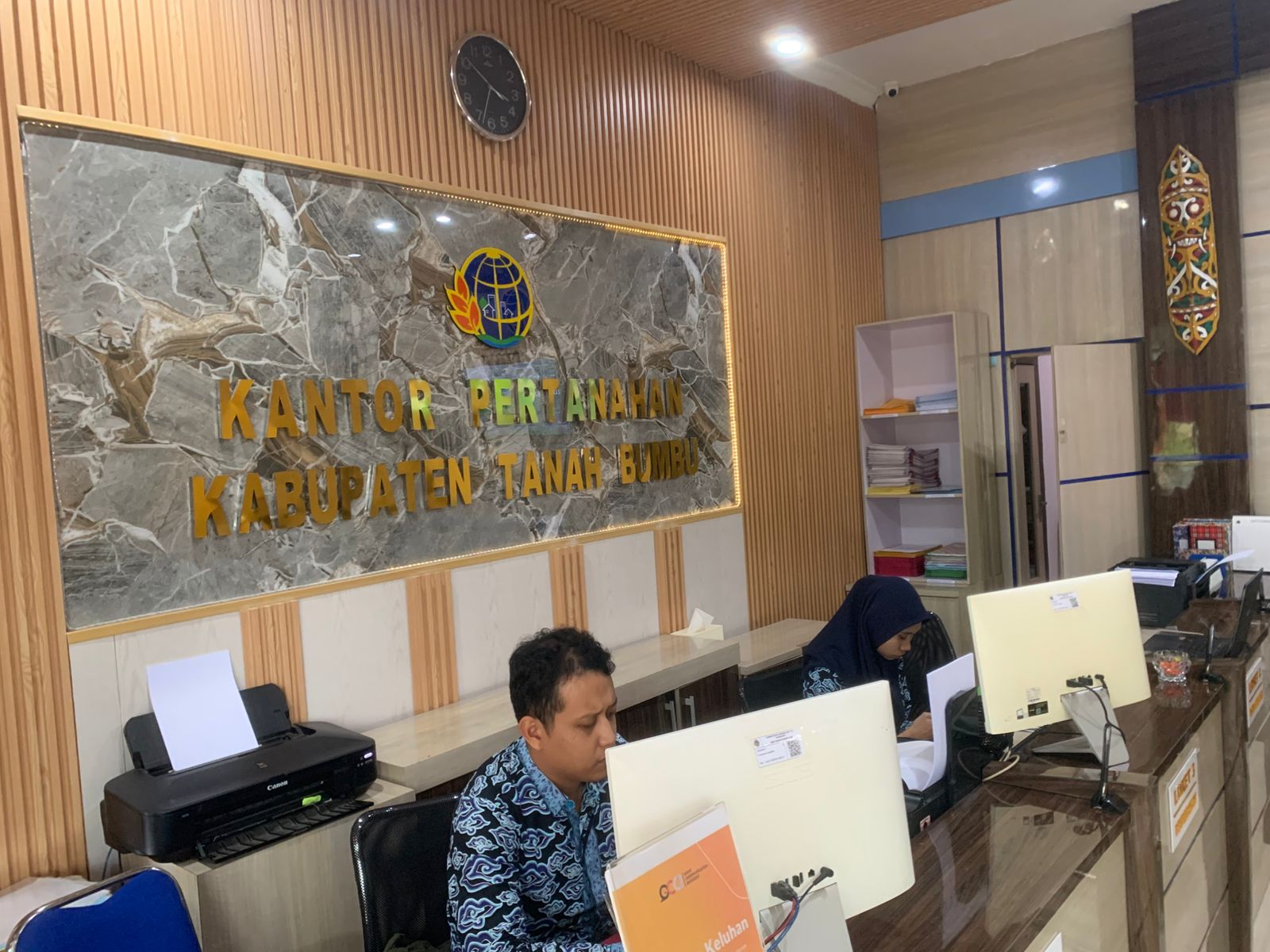 DI LOKET: Suasana loket pelayanan di Kantor Pertanahan Tanah Bumbu. (Foto: Zulqarnain/Radar Banjarmasin)