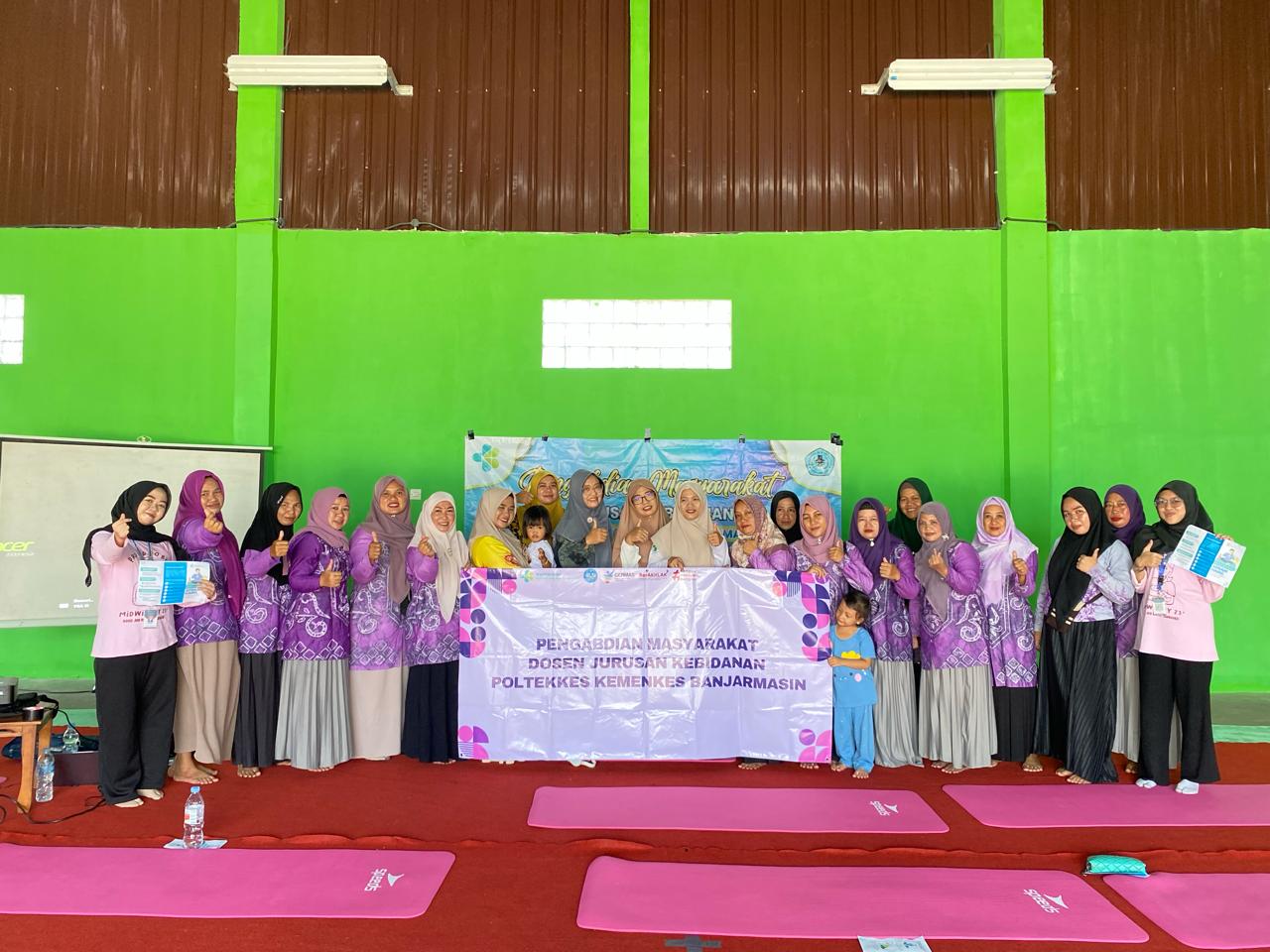 BERSAMA: Dosen Poltekkes Kemenkes Banjarmasin bersama kader dan ibu hamil Desa Sungai Alang saat pelatihan senam hamil.