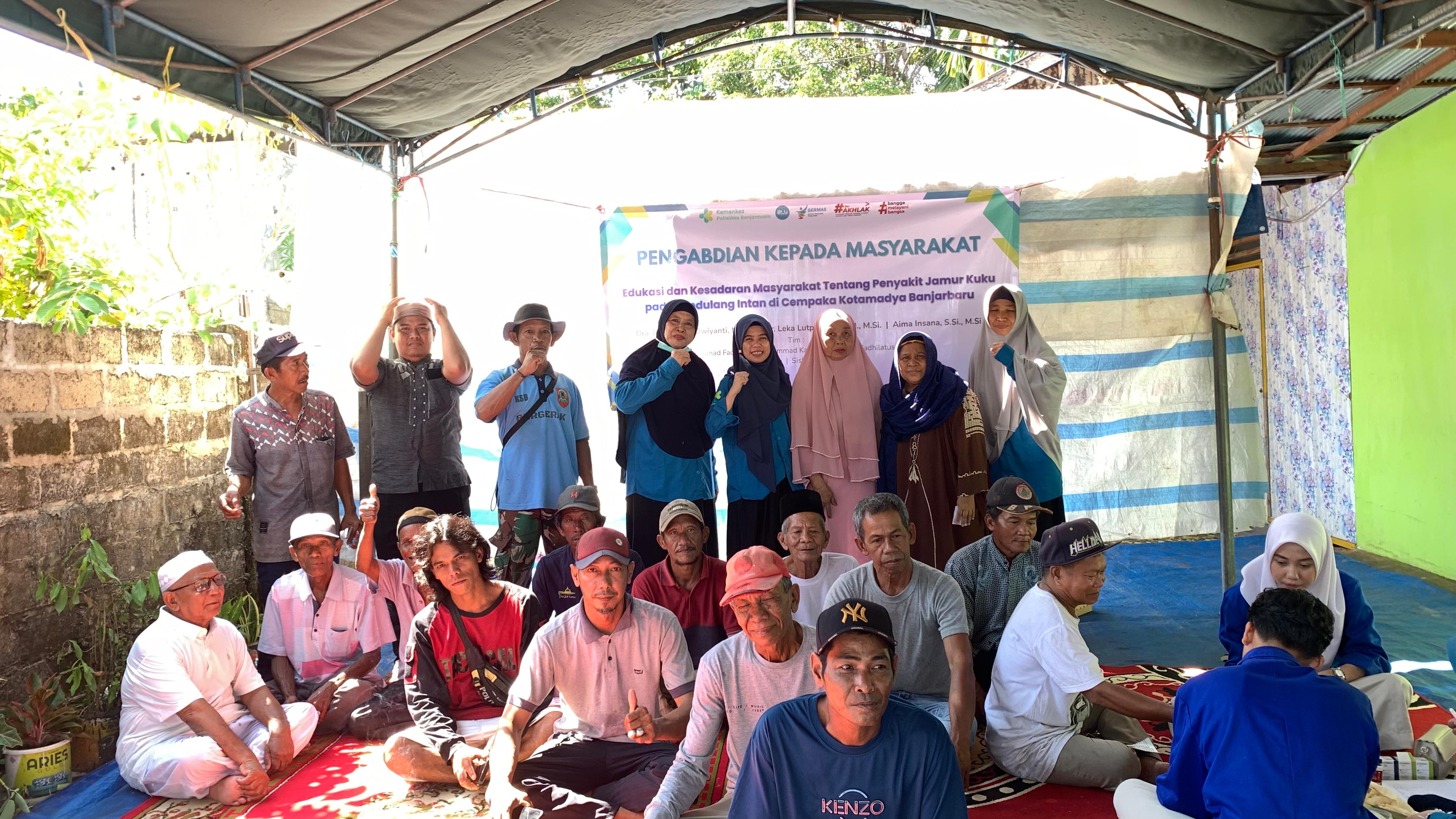 FOTO BERSAMA: Dosen dan mahasiswa Poltekkes Kemenkes Banjarmasin foto bersama usai memberikan penyuluhan kepada pendulang intan tentang pencegahan infeksi jamur kuku.