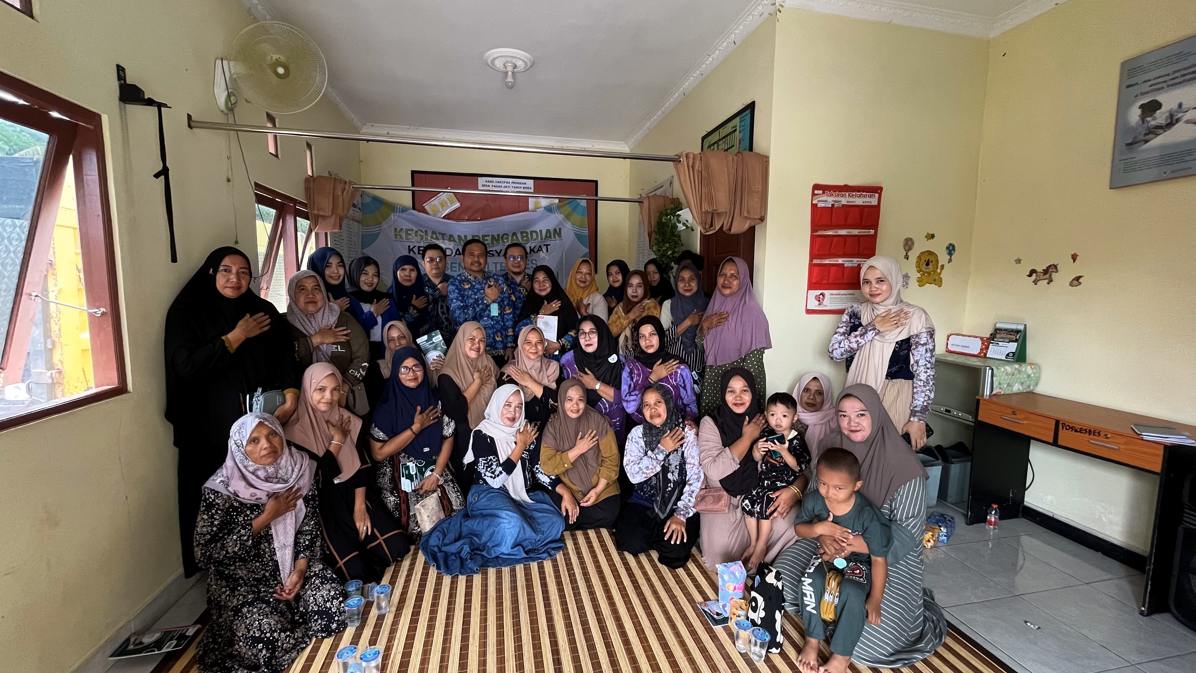 MOMEN: Tim Poltekkes Kemenkes Banjarmasin bersama warga Desa Pasar Jati dalam kegiatan edukasi pencegahan hipertensi melalui pemberdayaan keluarga.
