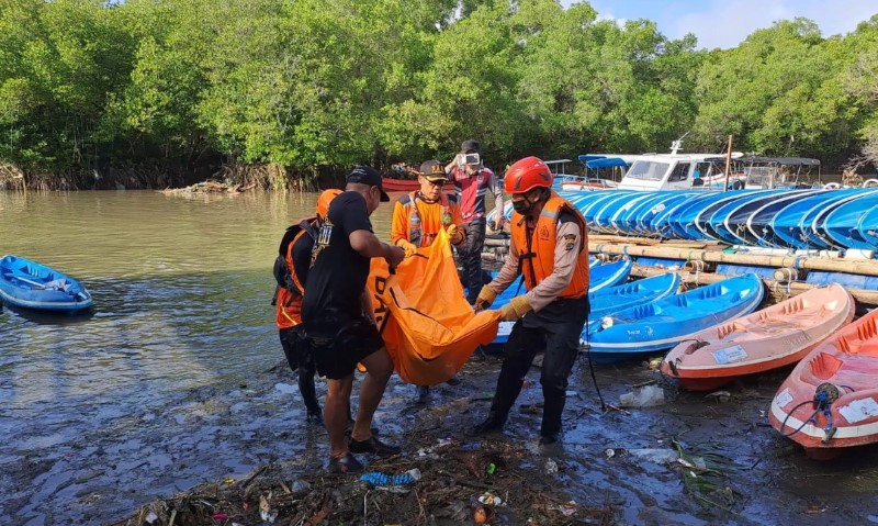 EVAKUASI: Tim SAR Gabungan mengevakuasi jenazah korban meninggal dunia pasca banjir menerjang 7 kabupaten dan kota di Bali. (Kantor SAR Denpasar)