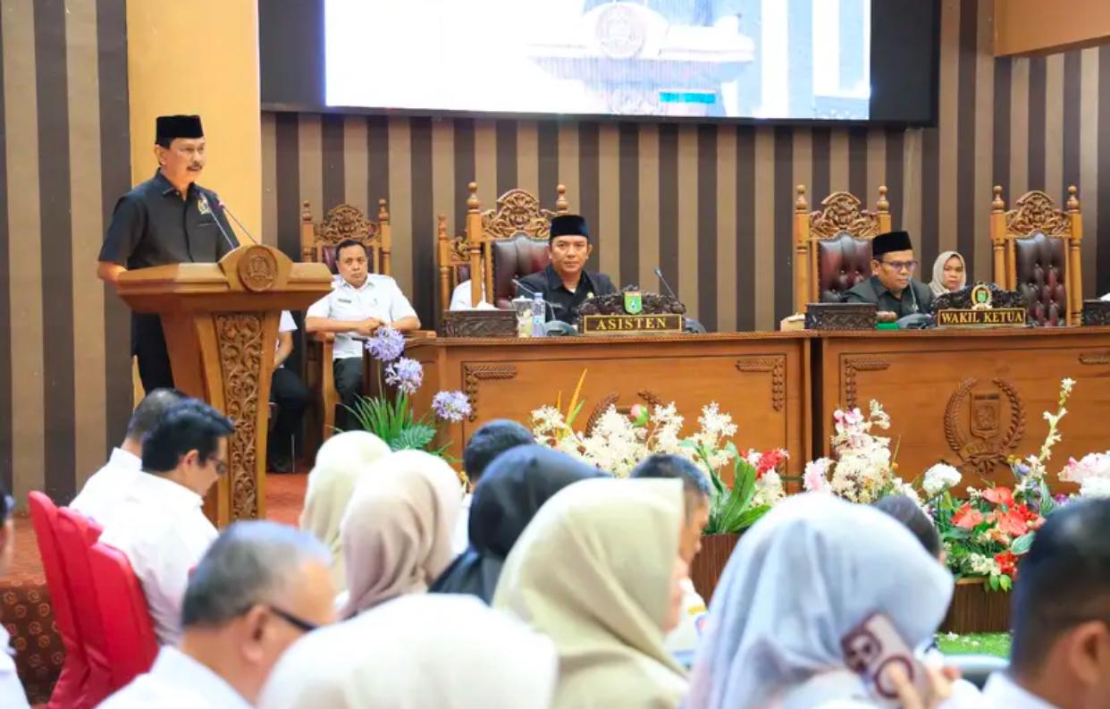 BERI JAWABAN: Ketua Bapemperda DPRD Tanah Bumbu, Harmanudin, membacakan jawaban fraksi atas pendapat Bupati dalam rapat paripurna di Gedung DPRD Tanah Bumbu. (Foto: Bapemperda untuk Radar Banjarmasin)