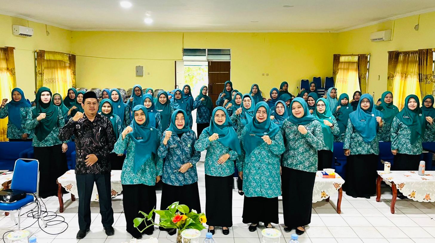 MOMEN:Ketua TP PPK HSU, Hj Murniati Sahrujani foto bersama jajaran usai buka Pelatihan Usaha Peningkatan Pendapatan Keluarga (UP2K) PKK di Aula TP PKK HSU, Kamis (11/9/2025).