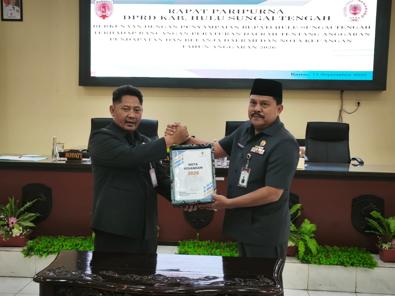PENYAMPAIAN:Bupati HST, Samsul Rizal (kiri) menyampaikan RAPBD tahun 2026 ke DPRD HST.
