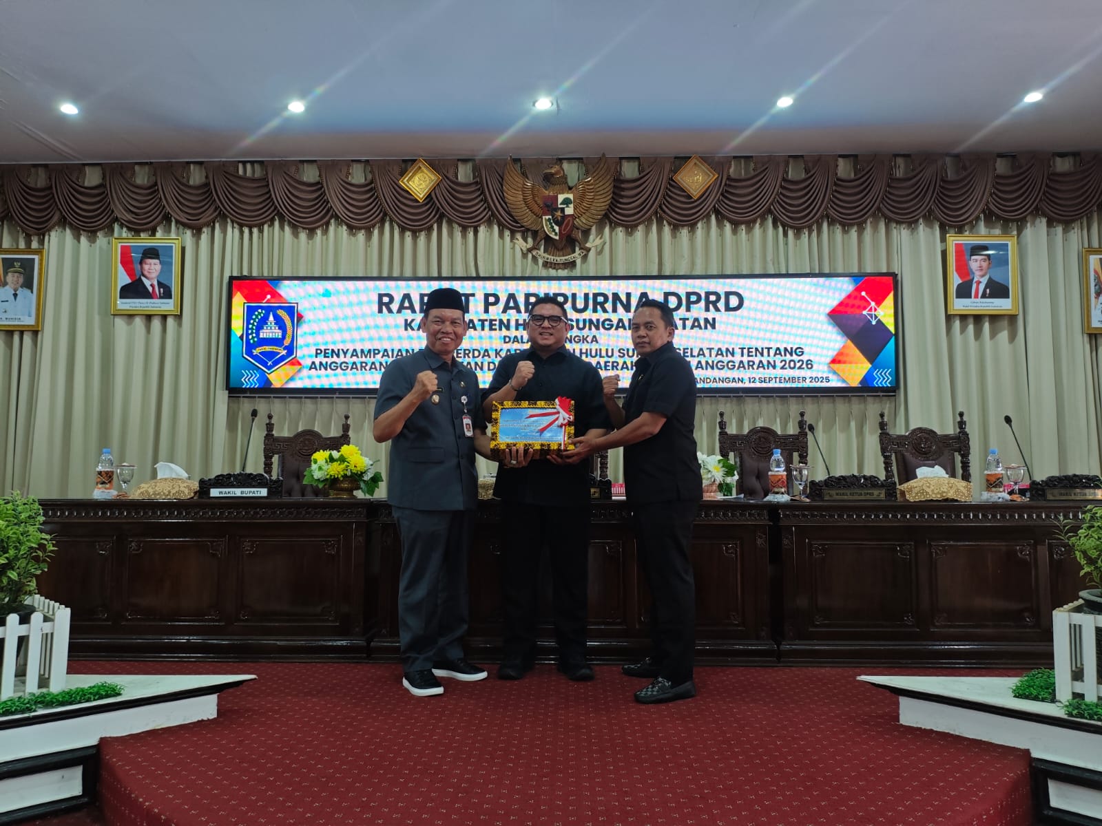 SERAH TERIMA:Ketua dan Wakil Ketua I DPRD HSS, H Akhmad Fahmi dan Husnan menerima Raperda APBD 2026 yang disampaikan Wabup, HSS Suriani.Foto Salahudin/Radar Banjarmasin