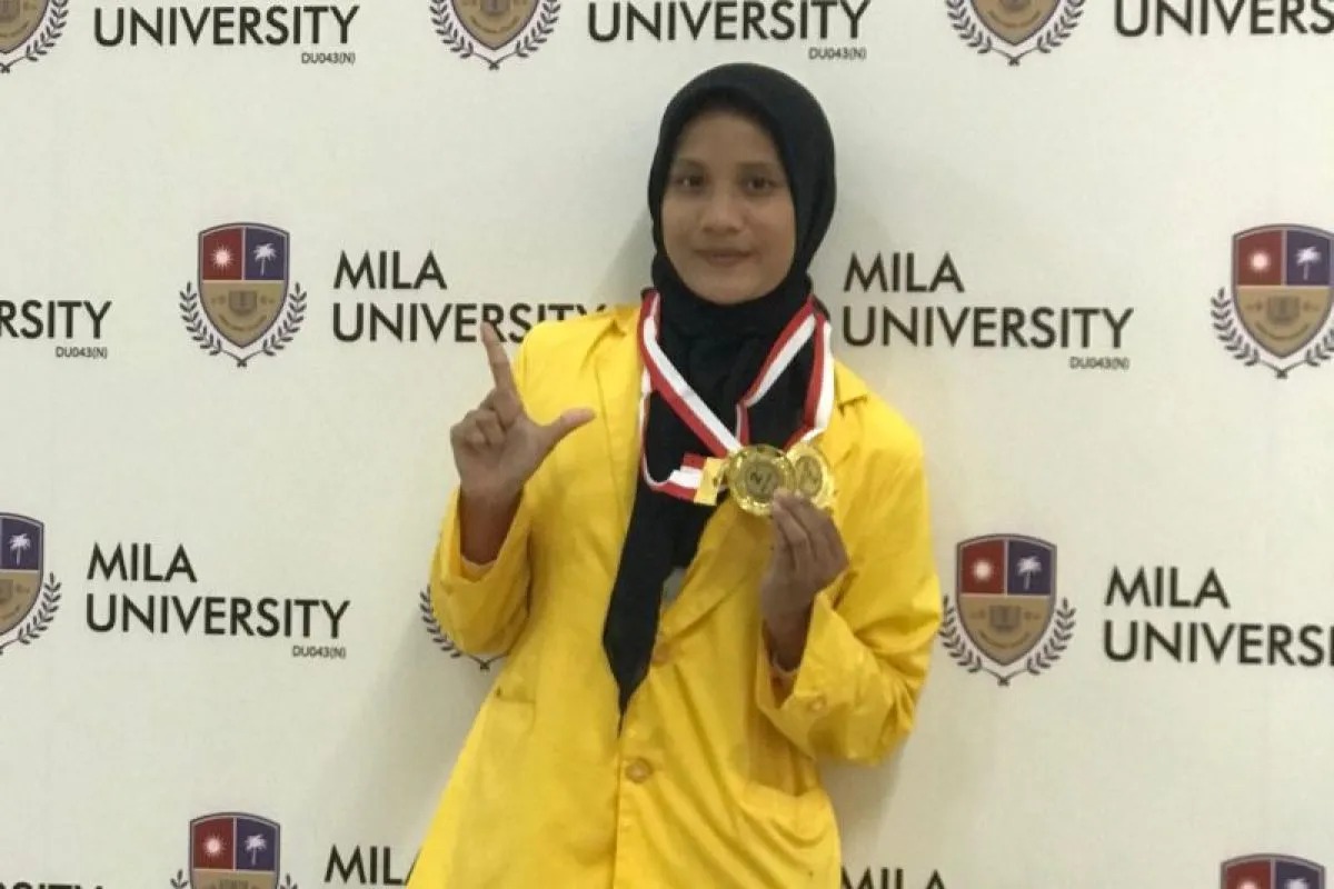 SANG JUARA: Amalia, penerima beasiswa IBFL Adaro melalui YABN melihatkan mendali juaranya.