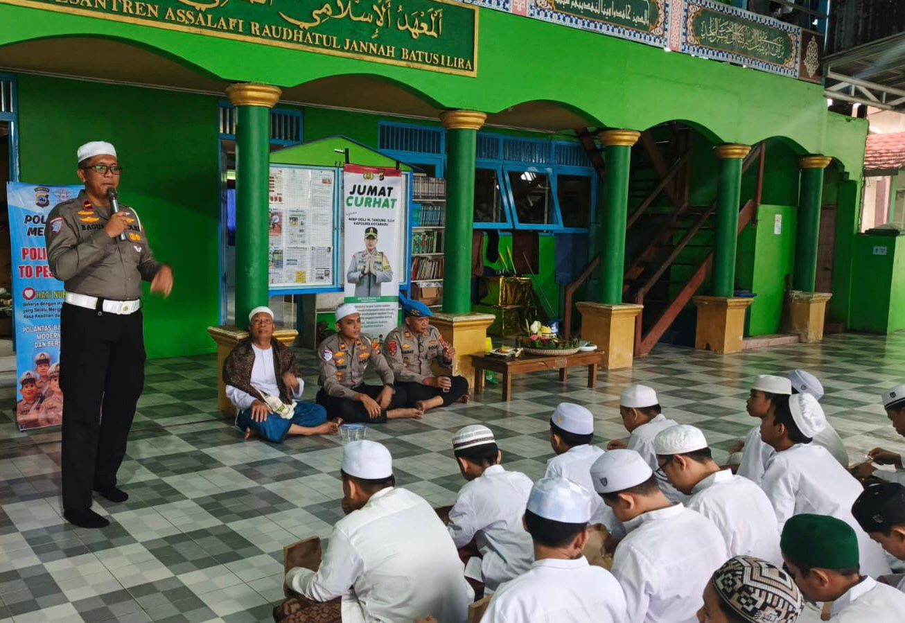 CURHAT: Satlantas Polres Kotabaru berdialog dengan para santri di Pondok Pesantren Assalafi Raudhatul Jannah, Batu Silira. Salah satunya membicarakan knalpot brong.
