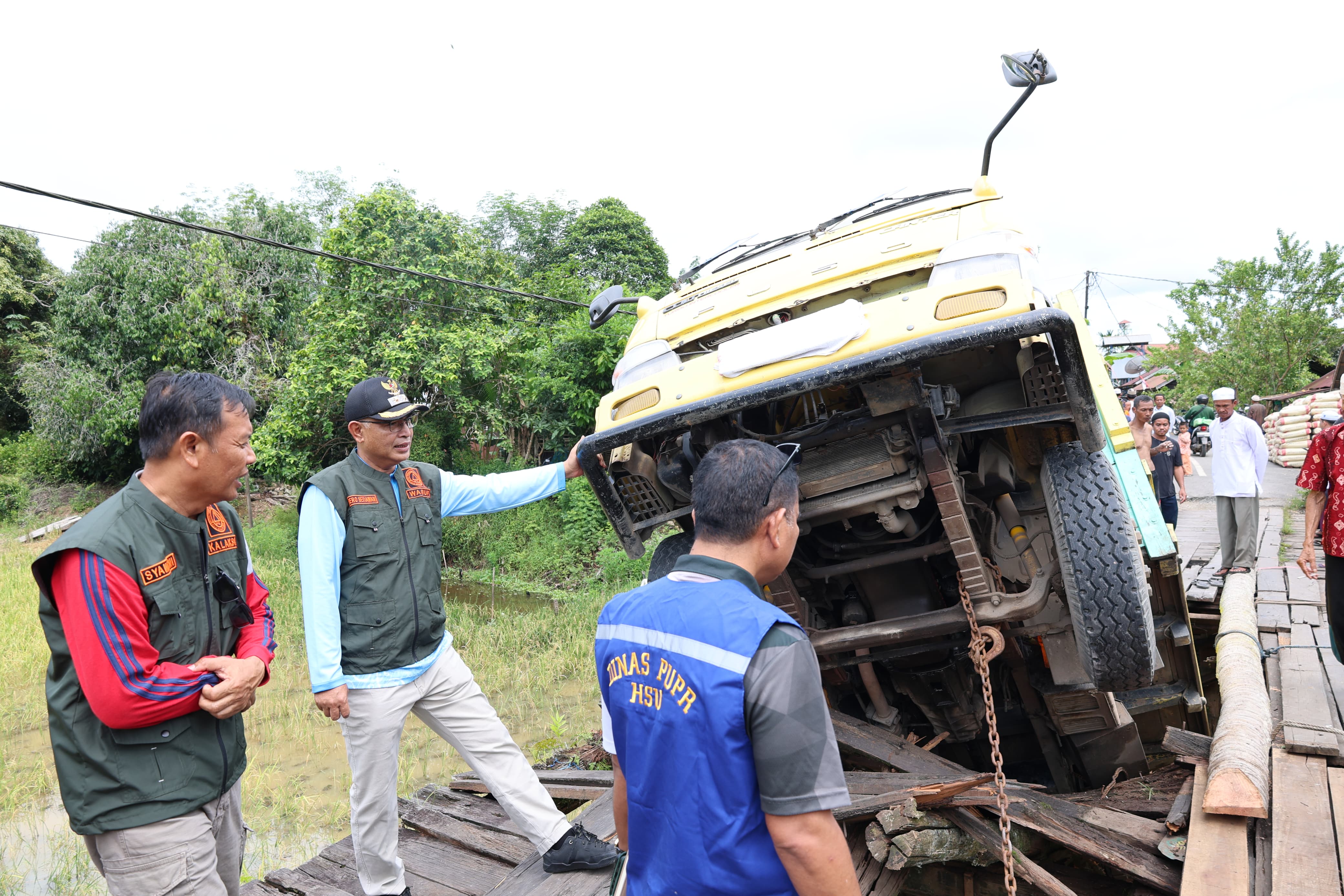 AMBRUK: Wakil Bupati HSU Hero Setiawan meninjau lokasi jembatan ambruk di Desa Pandawan, Jumat (12/9/2025).